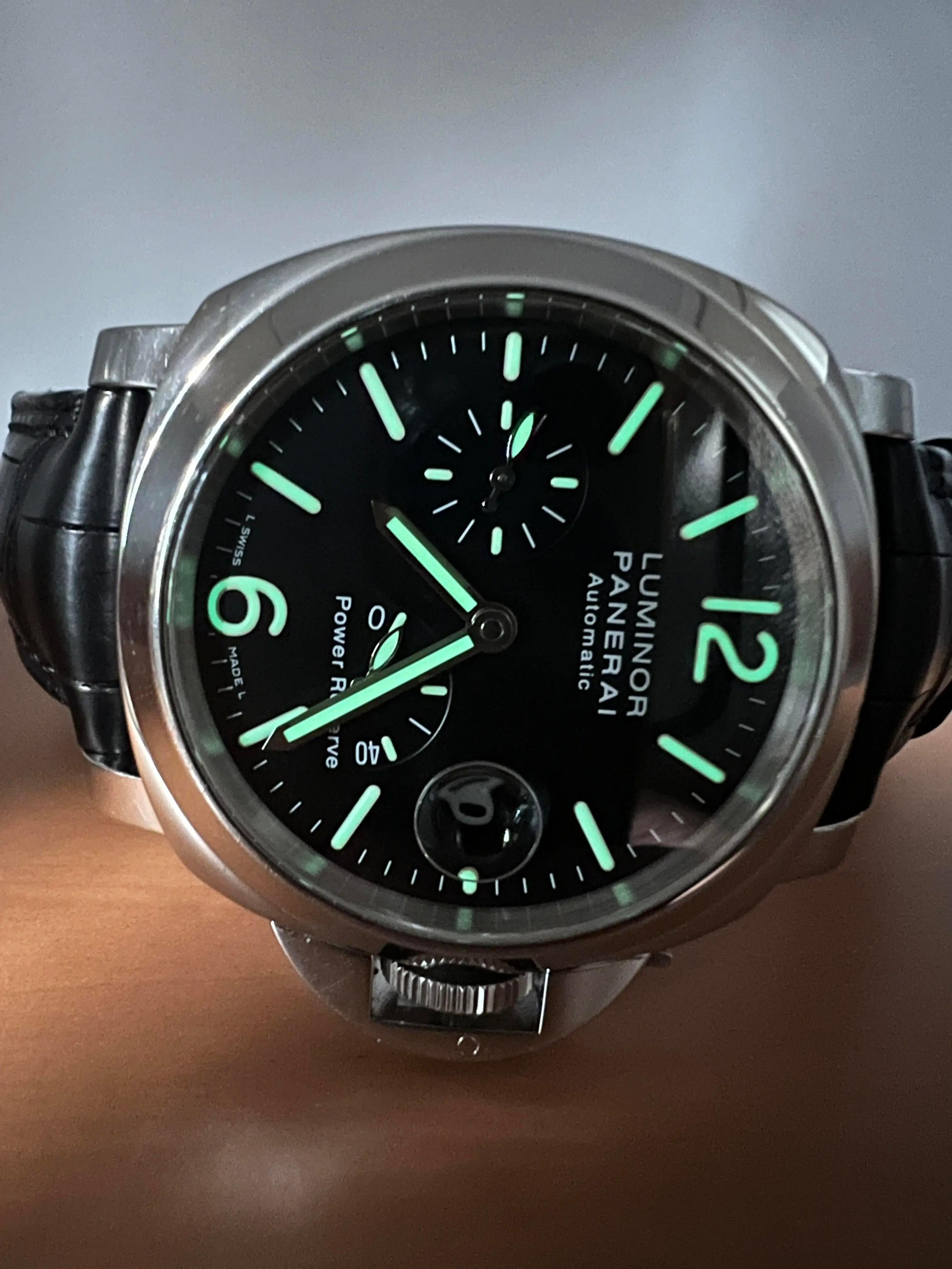 Panerai Luminor PAM00090 44mm Power Reserve 2 Bänder Full Set Box Papiere im Zustand „Hervorragend“ im Angebot in New York, NY
