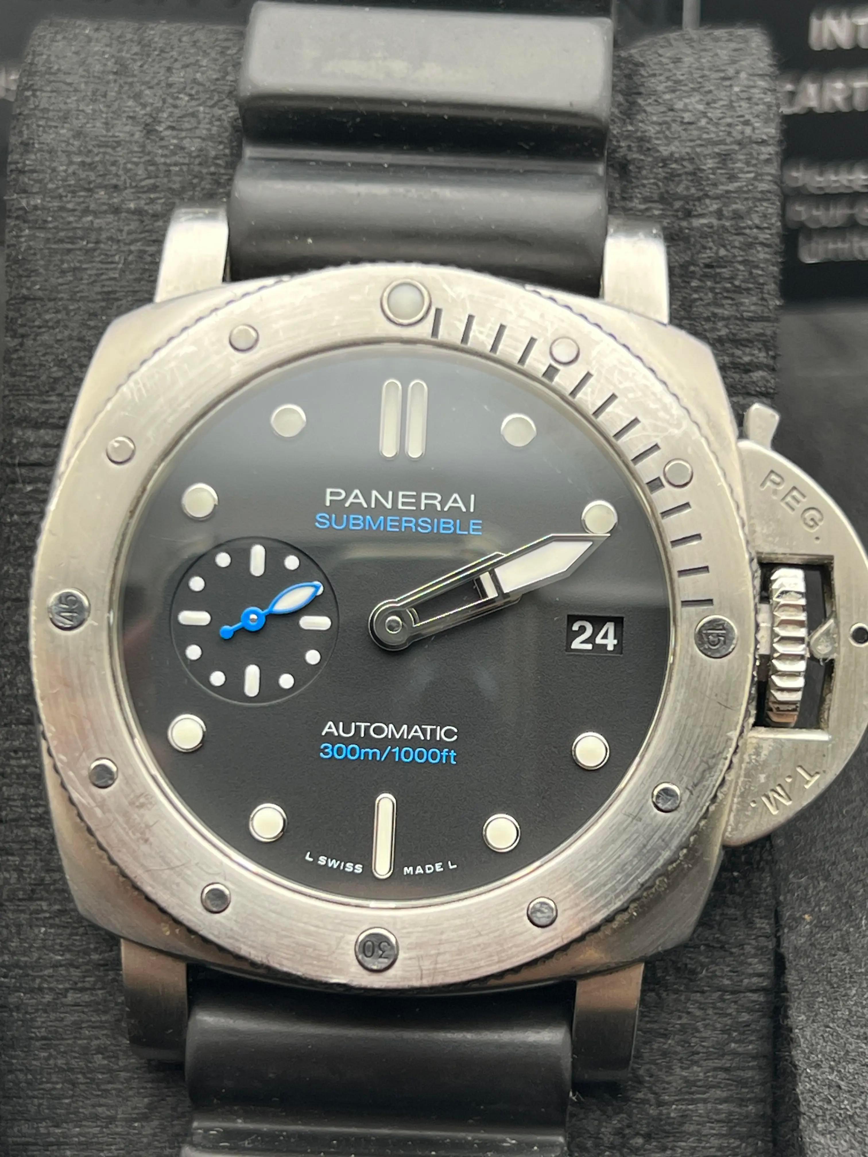 Panerai Luminor Submersible 42mm Quadrante Nero PAM00973 Cassa in acciaio inossidabile da 42mm con cinturino in gomma nera e fibbia a ardiglione. Lunetta girevole unidirezionale con bordo a moneta in acciaio inossidabile spazzolato con anello