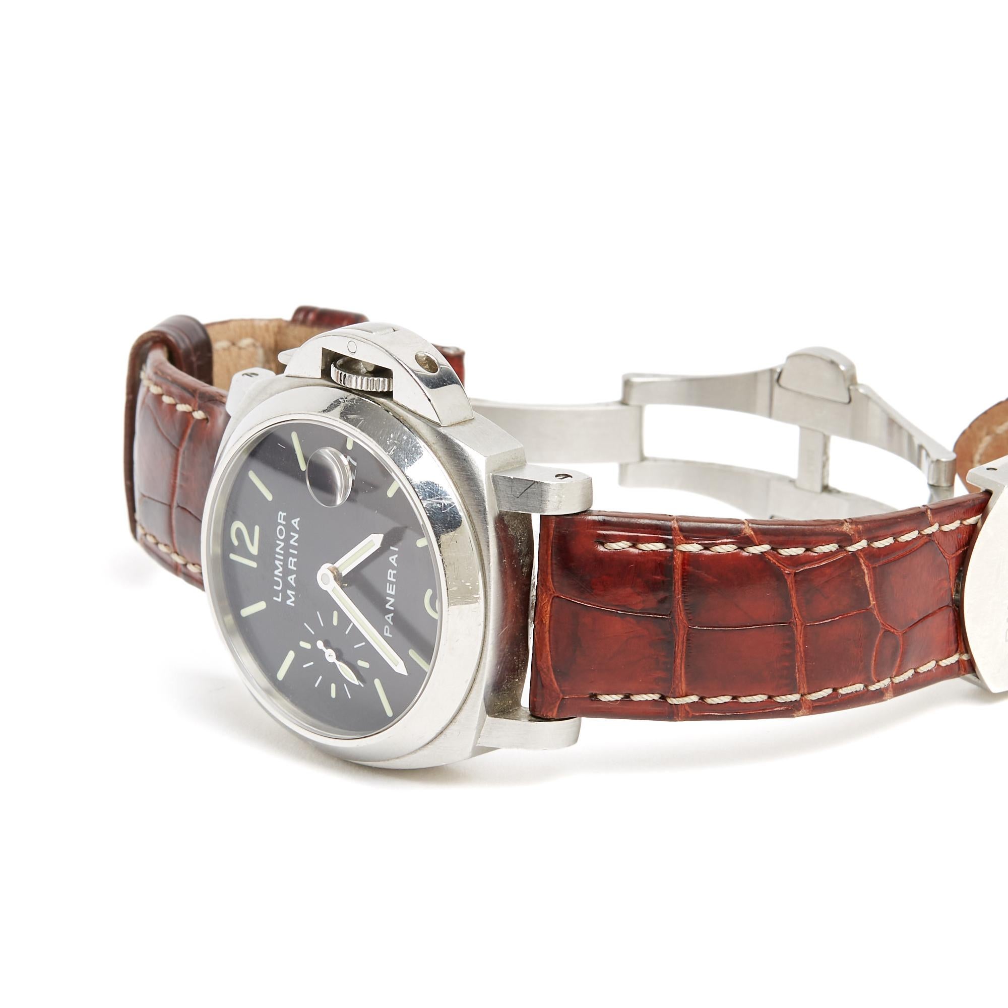 Montre Panerai Luminor Marina série 1048, boîtier en acier brossé et lunette en acier poli, automatique avec secondes à 9 heures et calendrier de la date à 3 heures, cadran noir, index bâtons et chiffres arabes luminescents, étanche à 300 m,