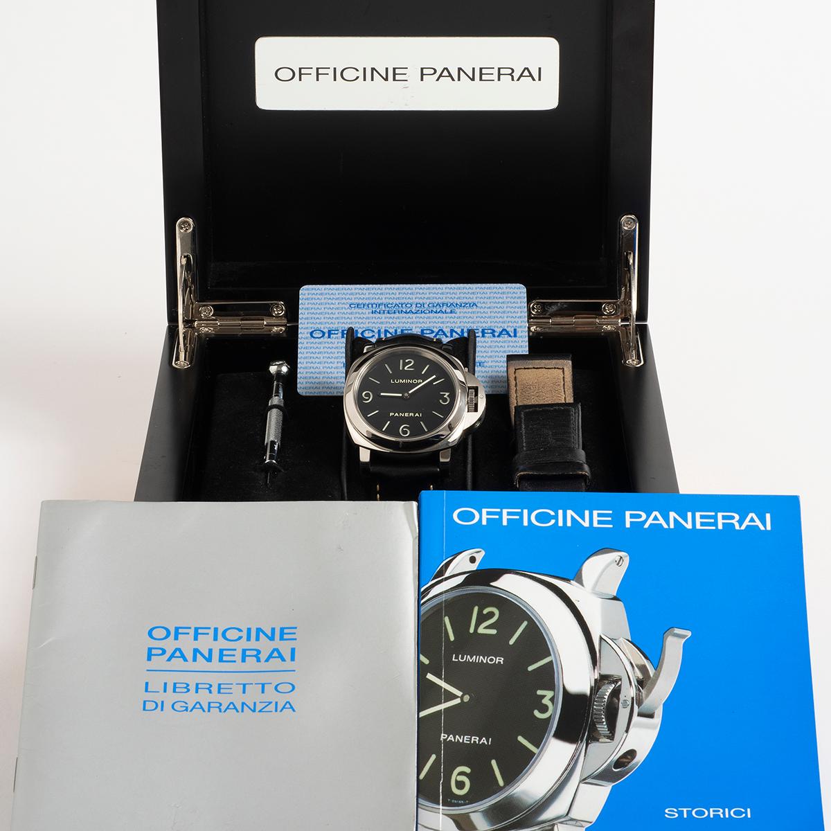 Die PAM112 OP6568 ist die größte Wiedergeburt der Panerai-Sammleruhr aus der Zeit vor dem Vendome und verfügt über das klassische 44-mm-Edelstahlgehäuse, ein Handaufzugswerk, ein Sandwich-Zifferblatt und einen Saphirglasboden. Die Uhr befindet sich