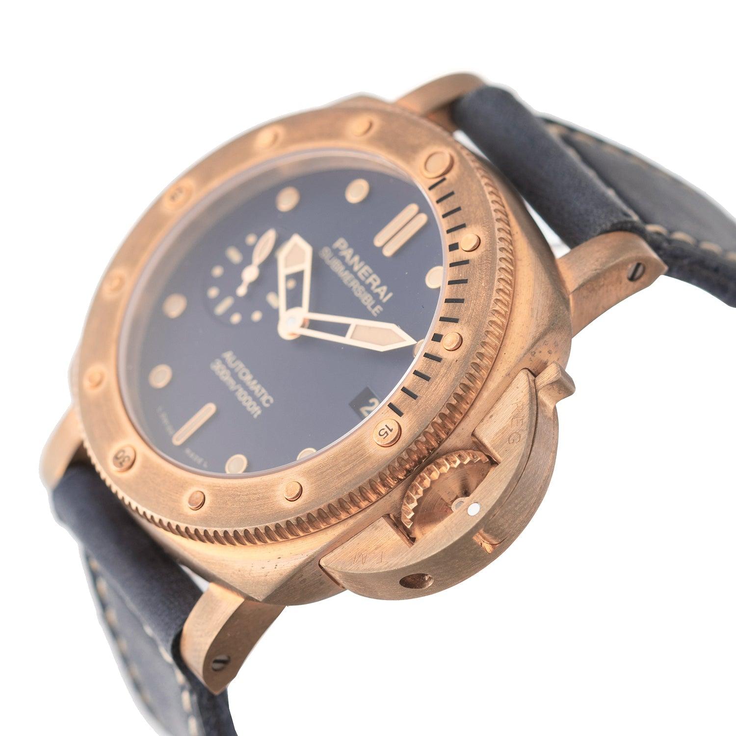 Occasion Panerai Submersible Bronzo Blu Abisso (ref. PAM01074), dotée du mouvement automatique à remontage automatique de calibre P.900 avec une réserve de marche d'environ 3 jours lorsqu'il est entièrement remonté, d'un cadran bleu avec aiguilles