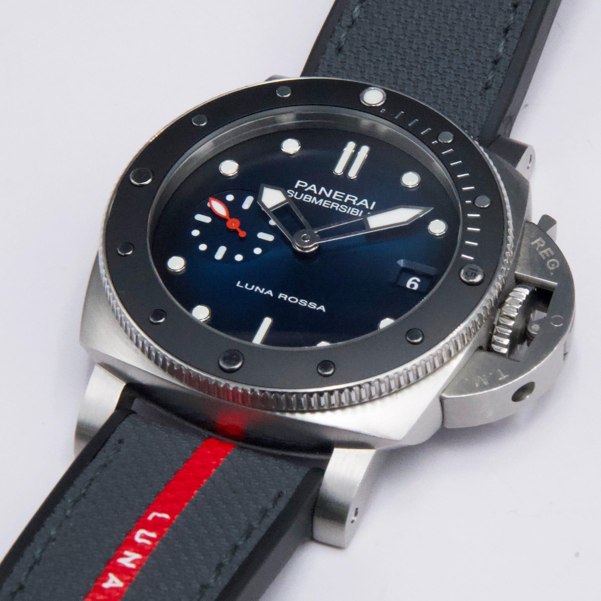 Reloj Panerai Sumergible Luna Rossa PAM01565 para caballero. Caja de acero inoxidable de 42 mm. Bisel de cerámica. Esfera azul satinada con agujas luminosas e índices luminosos. Segundero pequeño en la posición de las 9. Indicación de la fecha a las