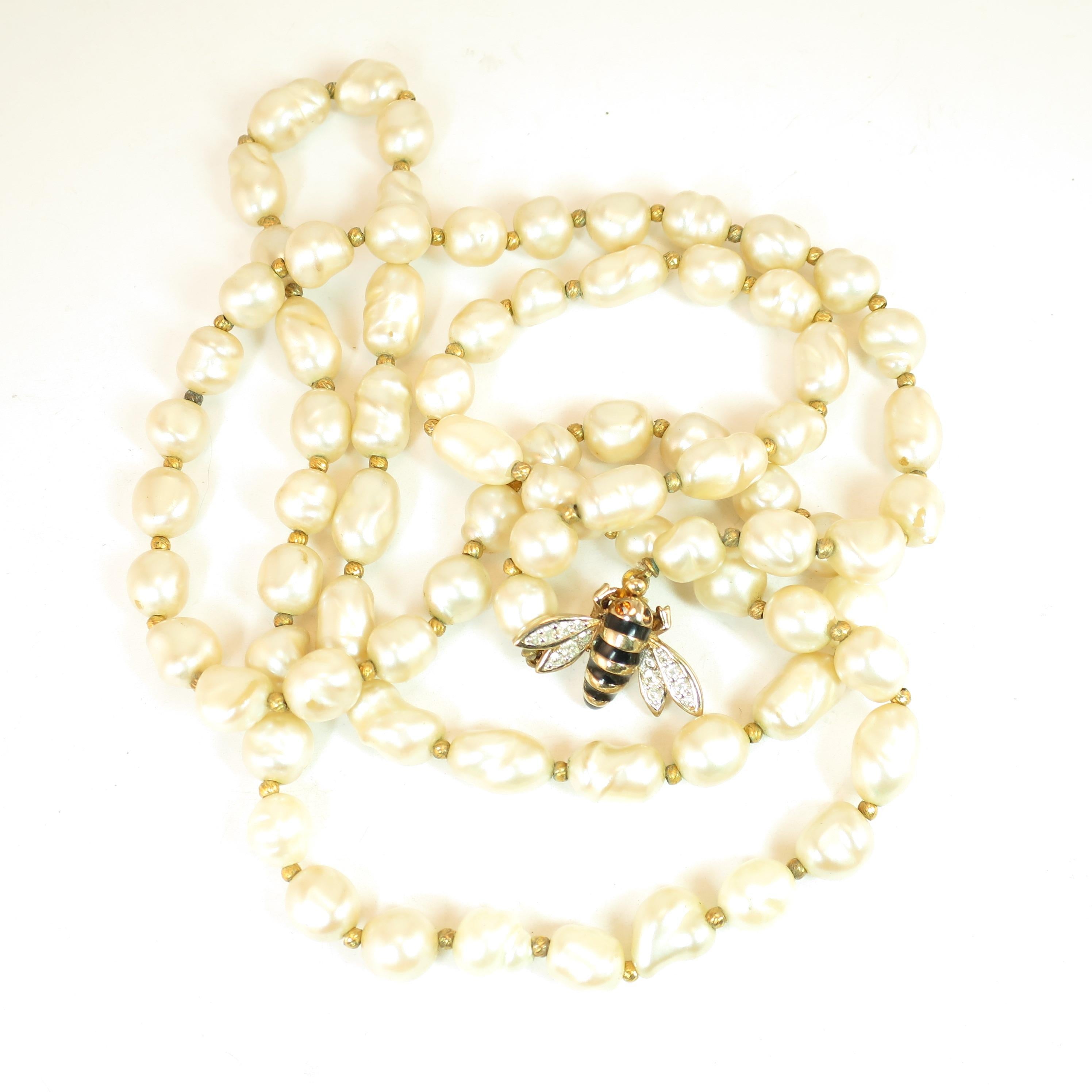 Panetta Faux Baroque Pearl Necklace With Enameled Bee Clasp, 1950s In Good Condition For Sale In Burbank, CA