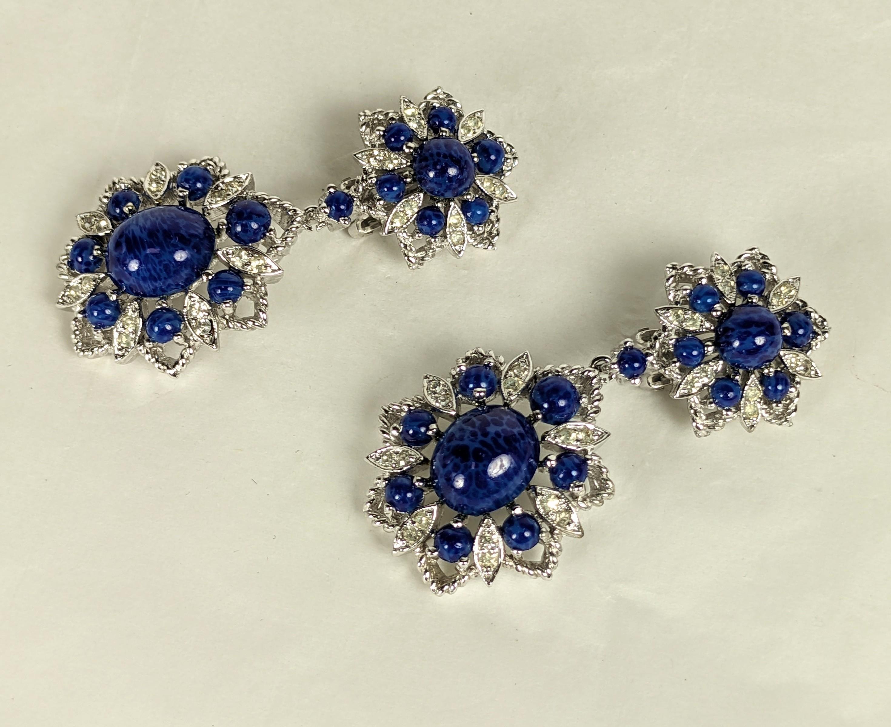 Elegante Panetta Faux Lapis und Pave Anhänger Ohrringe in einem Schneeflockenmuster aus den 1990er Jahren mit Clipverschluss. Wunderschöne Qualität, die feinen Schmuck nachbildet. 1990er Jahre USA. 2
