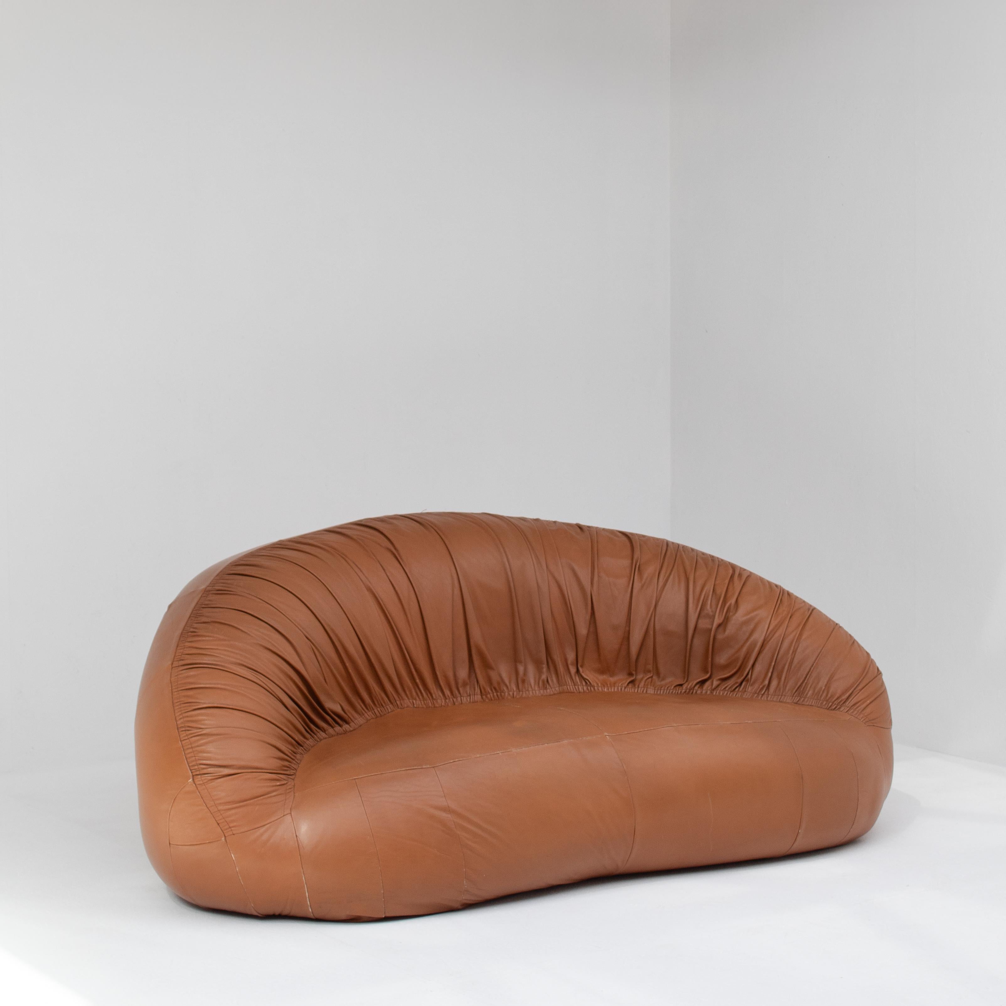 La Pangolin 2-Seater è una straordinaria poltrona contemporanea in pelle disegnata dal duo sudafricano Greg e Roche Dry per Egg Studio.
La sua forma bassa e arrotondata segue linee organiche ispirate alla Nature. Il rivestimento in pelle cognac