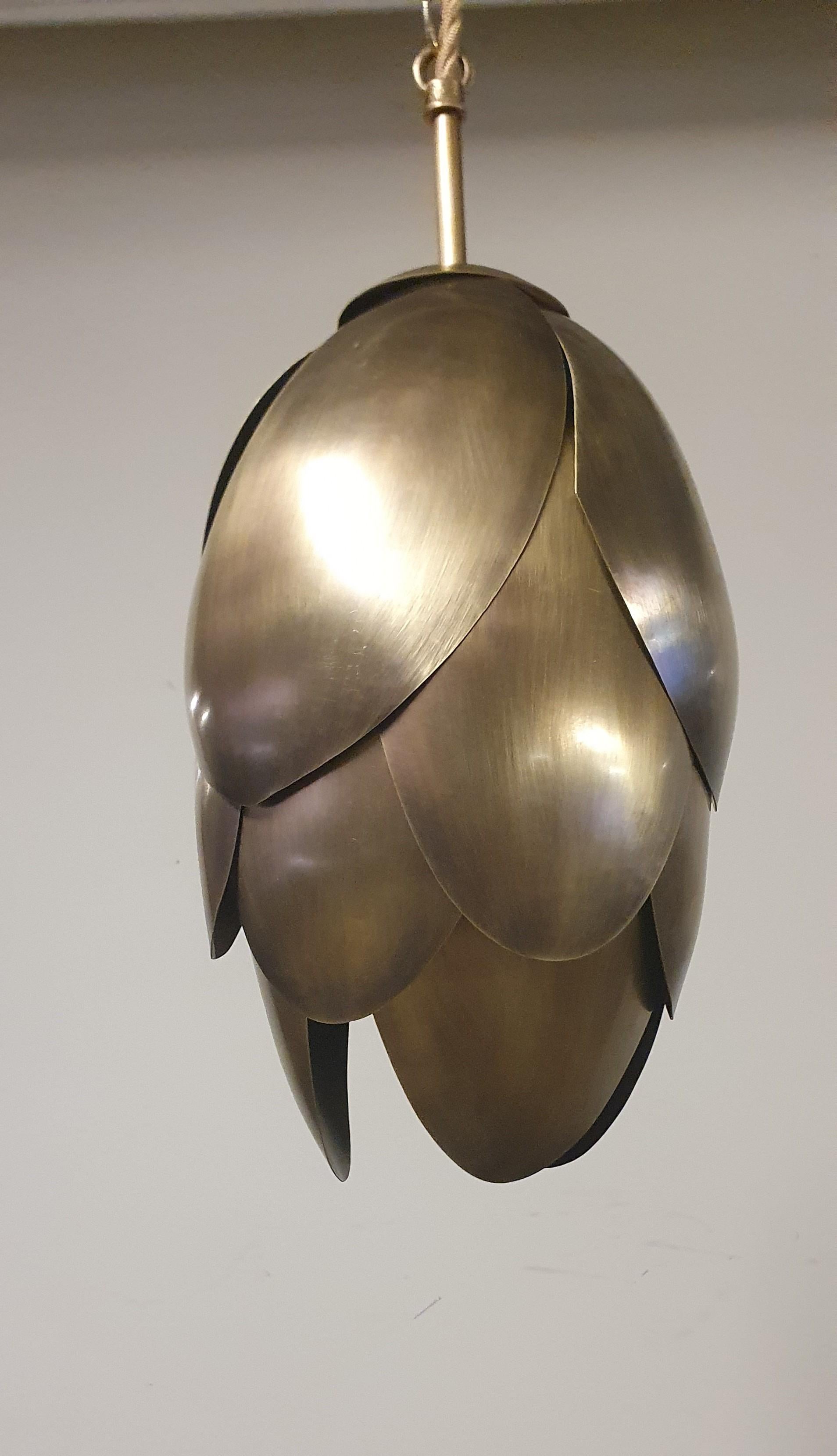 Oggetti in metallo Ciondolo a forma di pangolino (finitura in ottone antico) in vendita