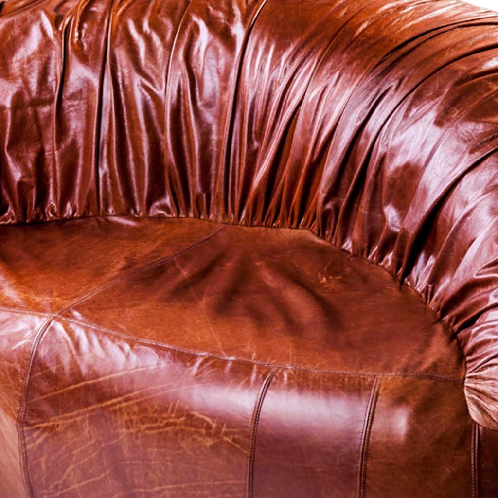 Le canapé en cuir plissé Pangolin est conçu par Egg Designs et fabriqué en Afrique du Sud.
Ce canapé a été inspiré par le sort du fragile pangolin, le mammifère qui fait l'objet du trafic le plus illégal au monde. Ces magnifiques créatures sont