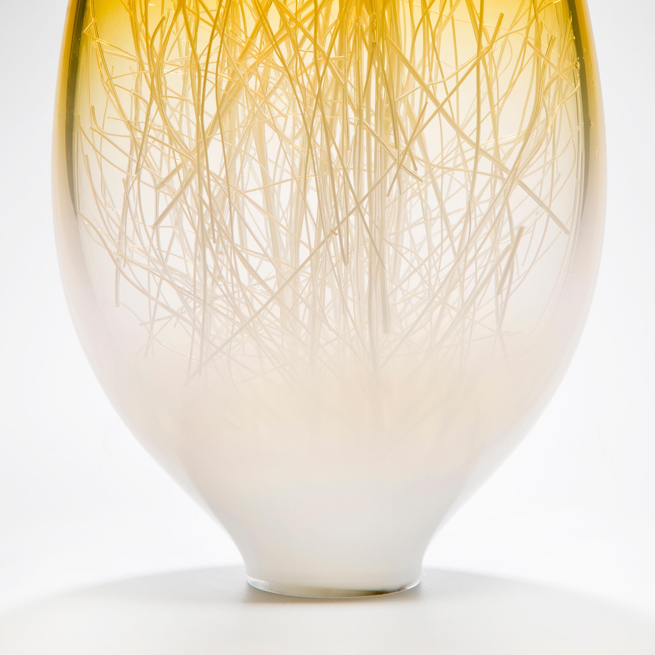 Fait main  Panicum en ambre et blanc, une sculpture en verre unique d'Enemark & Thompson en vente