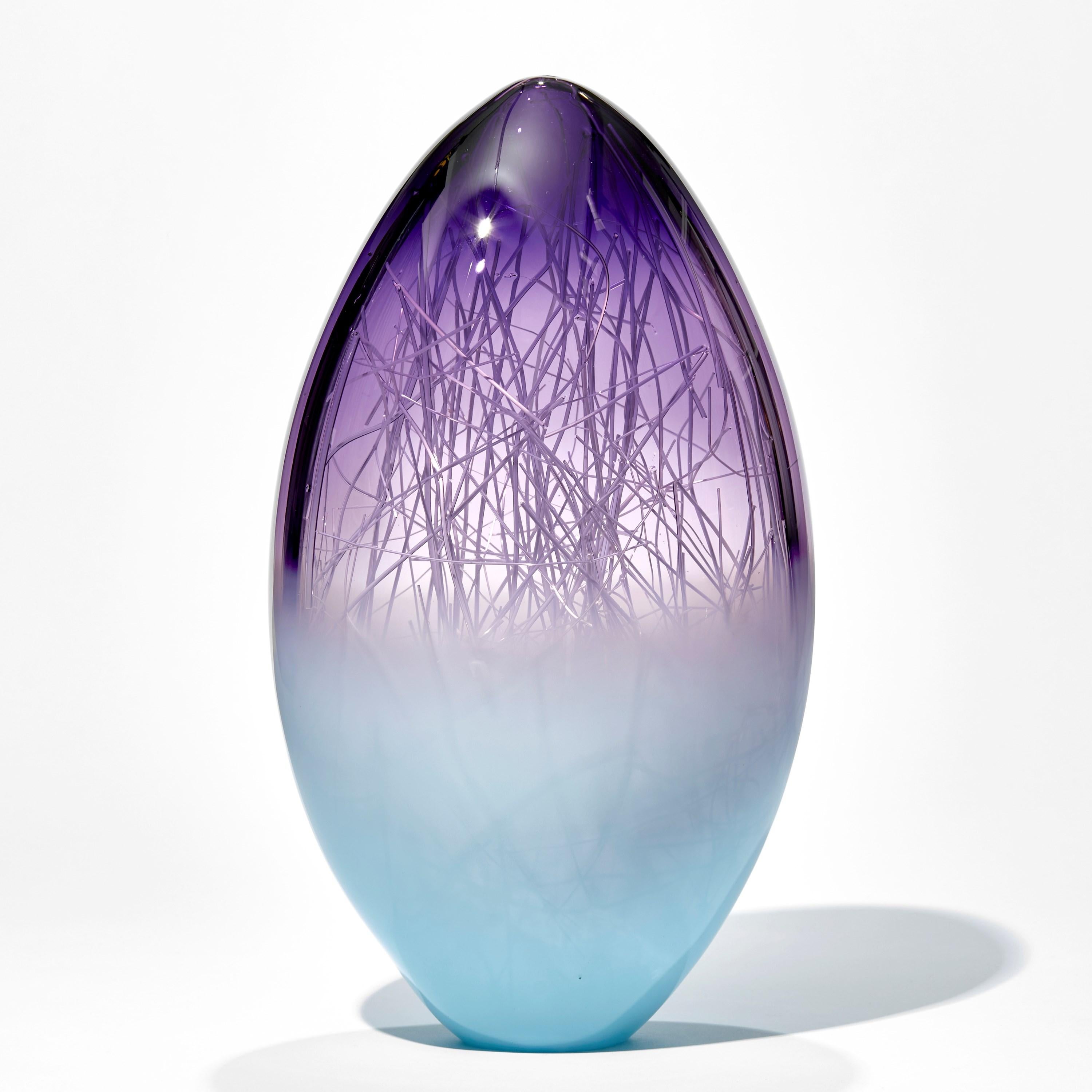 Organico moderno Panicum in indaco e turchese pallido, una scultura unica di Enemark & Thompson in vendita