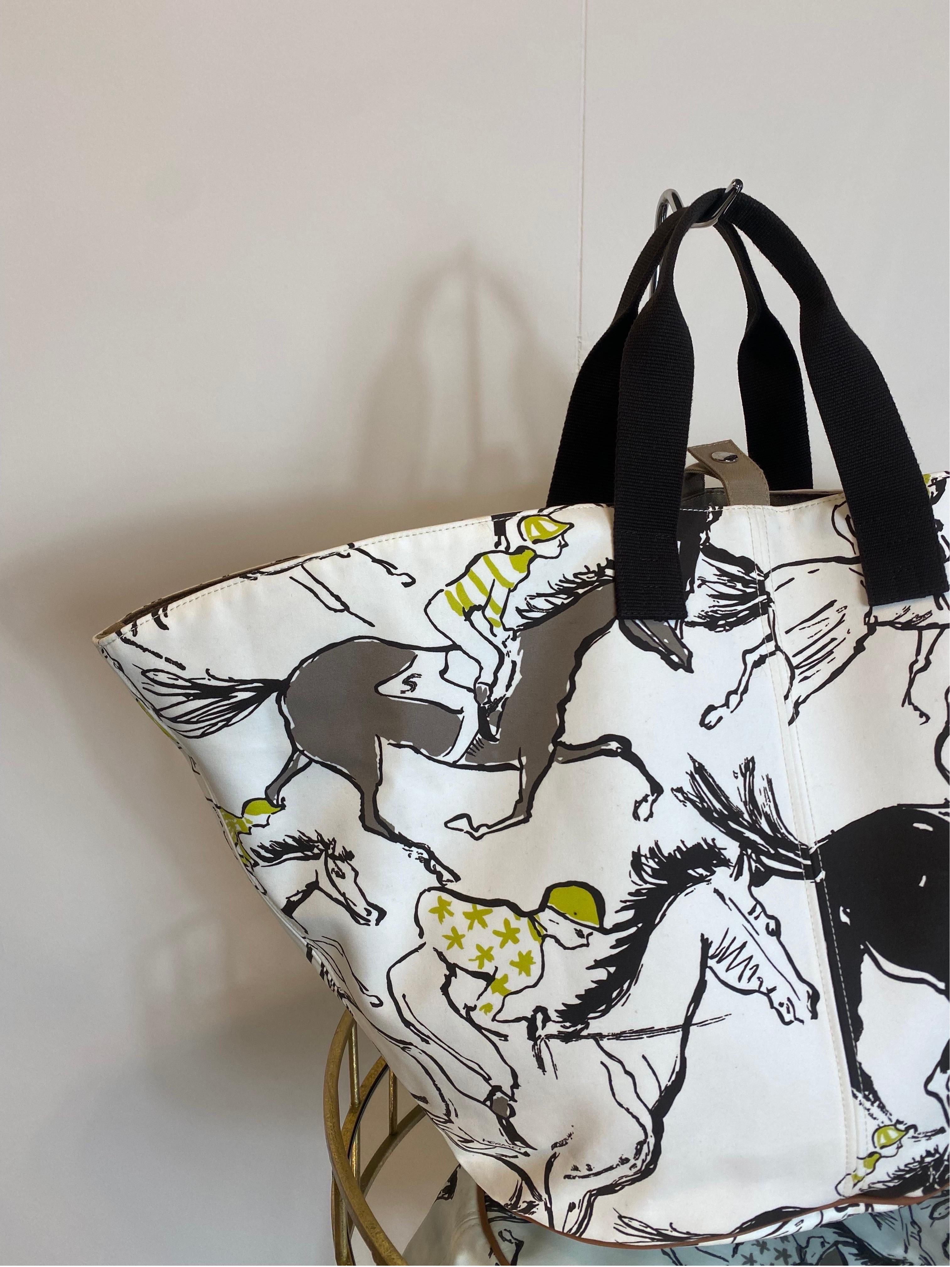 Galop Beach pannier tote bag Hermès
2012 collection.
Fantasy Horses and Jockeys. In multicolored cotton. Top snap closure.
Beige leather bottom edges. Black cotton top handles.
Inside is a main compartment in gray canvas with a pouch accessory with