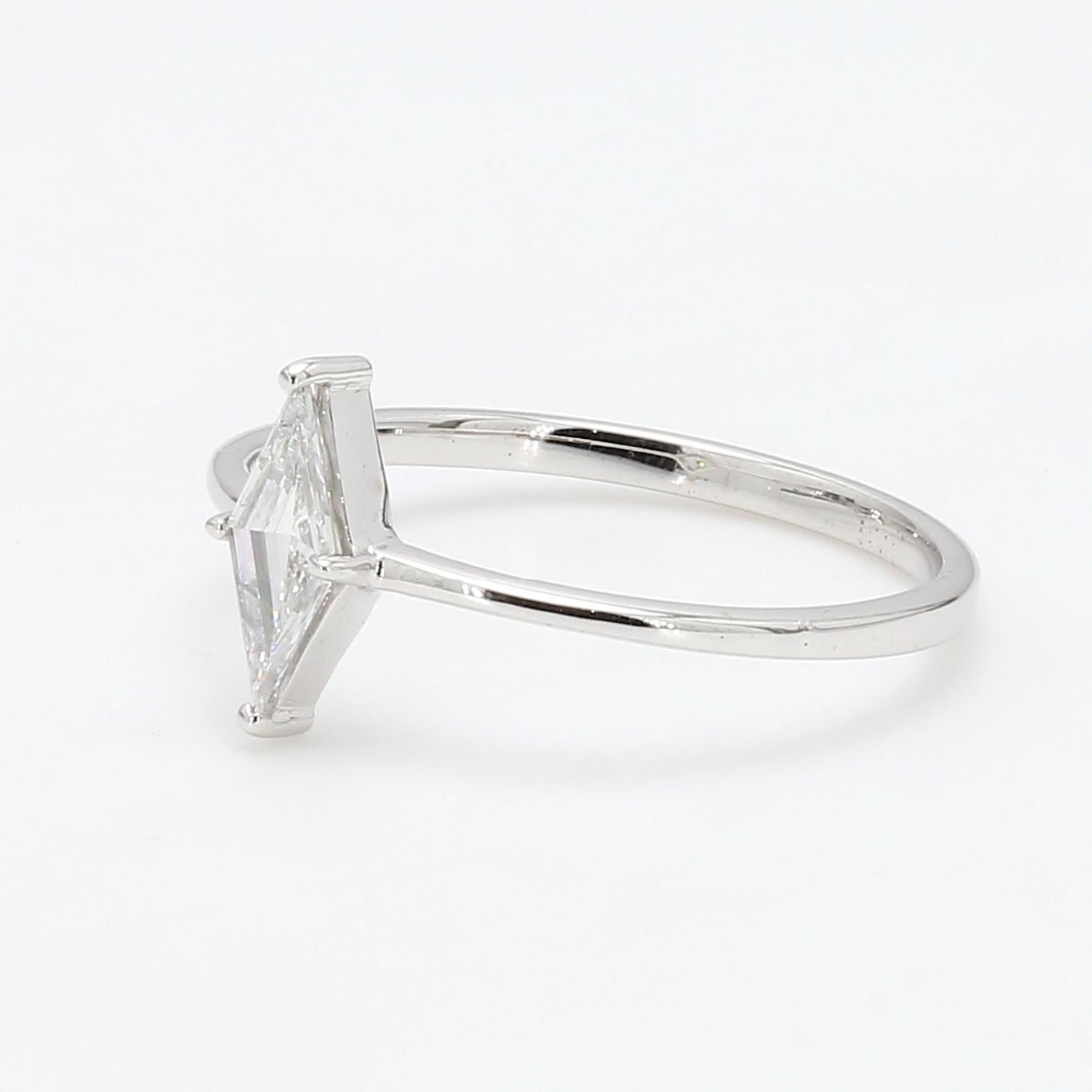 PANIM 0.25CTS Diamant en forme de cerf-volant Bague en or blanc 18K

Cette bague Panim est ornée d'un diamant cerf-volant à pierre unique. Les diamants taillés en cerf-volant sont évocateurs des designs vintage populaires dans les années 1920. Les