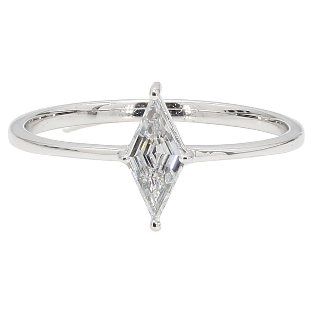 Panim 0,25CTS Bague en or blanc 18K avec diamant en forme de cerf-volant en vente