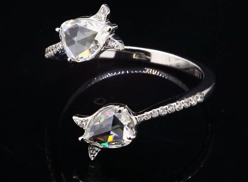 PANIM Bague enveloppante en or blanc 18 carats avec un diamant en forme de poire et un rosecut.

Cette bague en forme de poire avec un total de 1,10 cts de diamants peut être portée tous les jours ou lors d'une soirée cocktail. Deux poires de