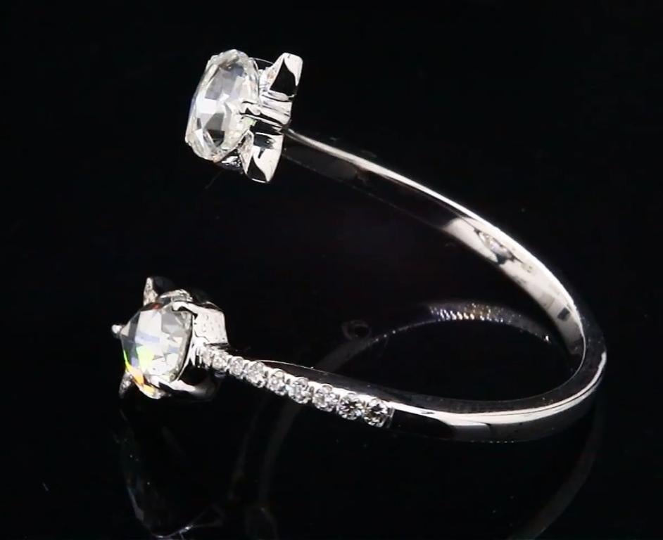 Moderne PANIM - Bague enveloppante en or blanc 18 carats avec un diamant en forme de poire et un rosecut. en vente