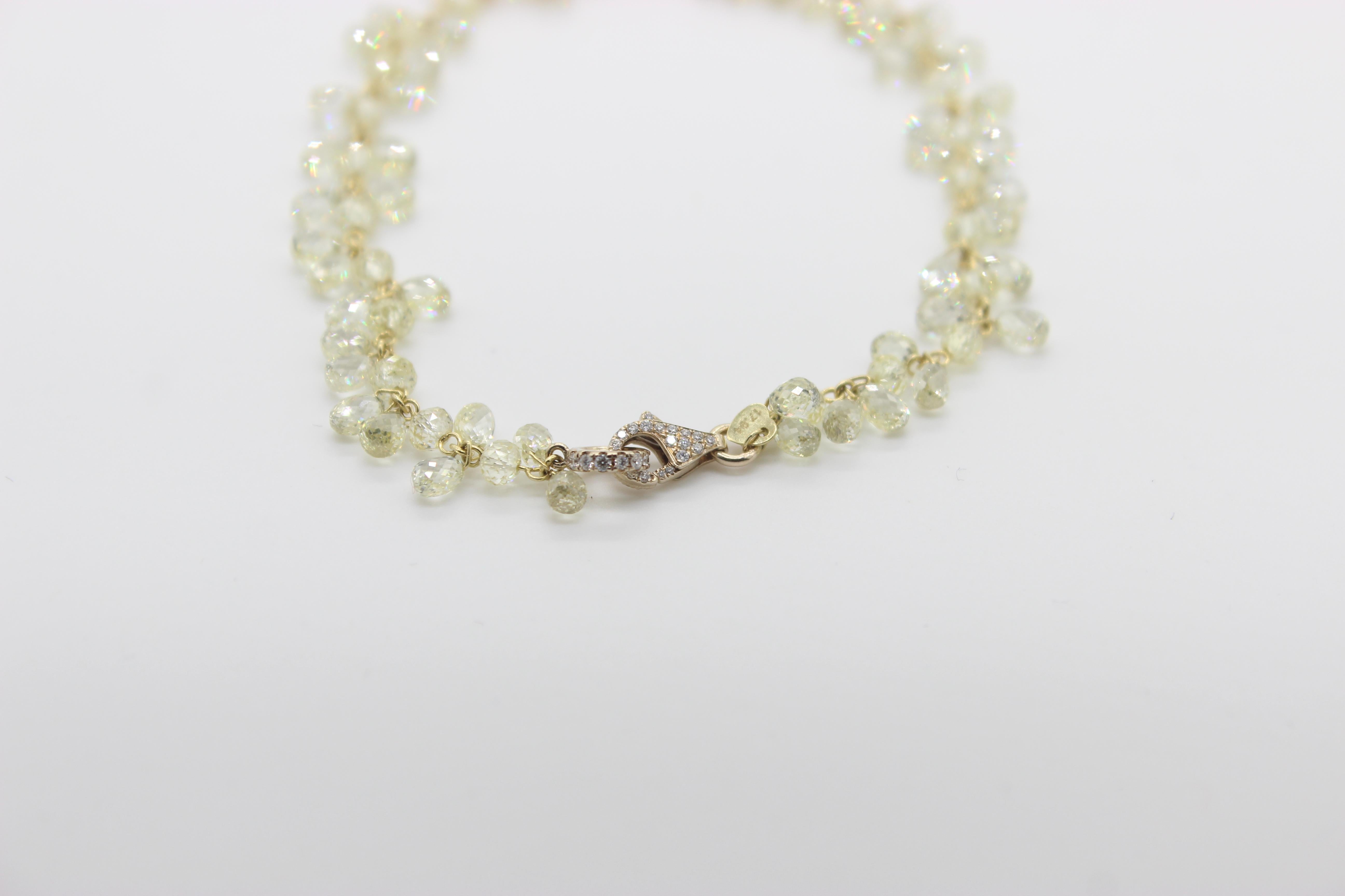 PANIM  Bracelet fleuri en or jaune avec briolette à 12.71 diamants

CODE : BLT-0019

12,71 carats de diamants blancs taillés en briolette dans une combinaison de briolettes à une et deux faces, sertis dans un bracelet en or jaune 18 carats pesant au