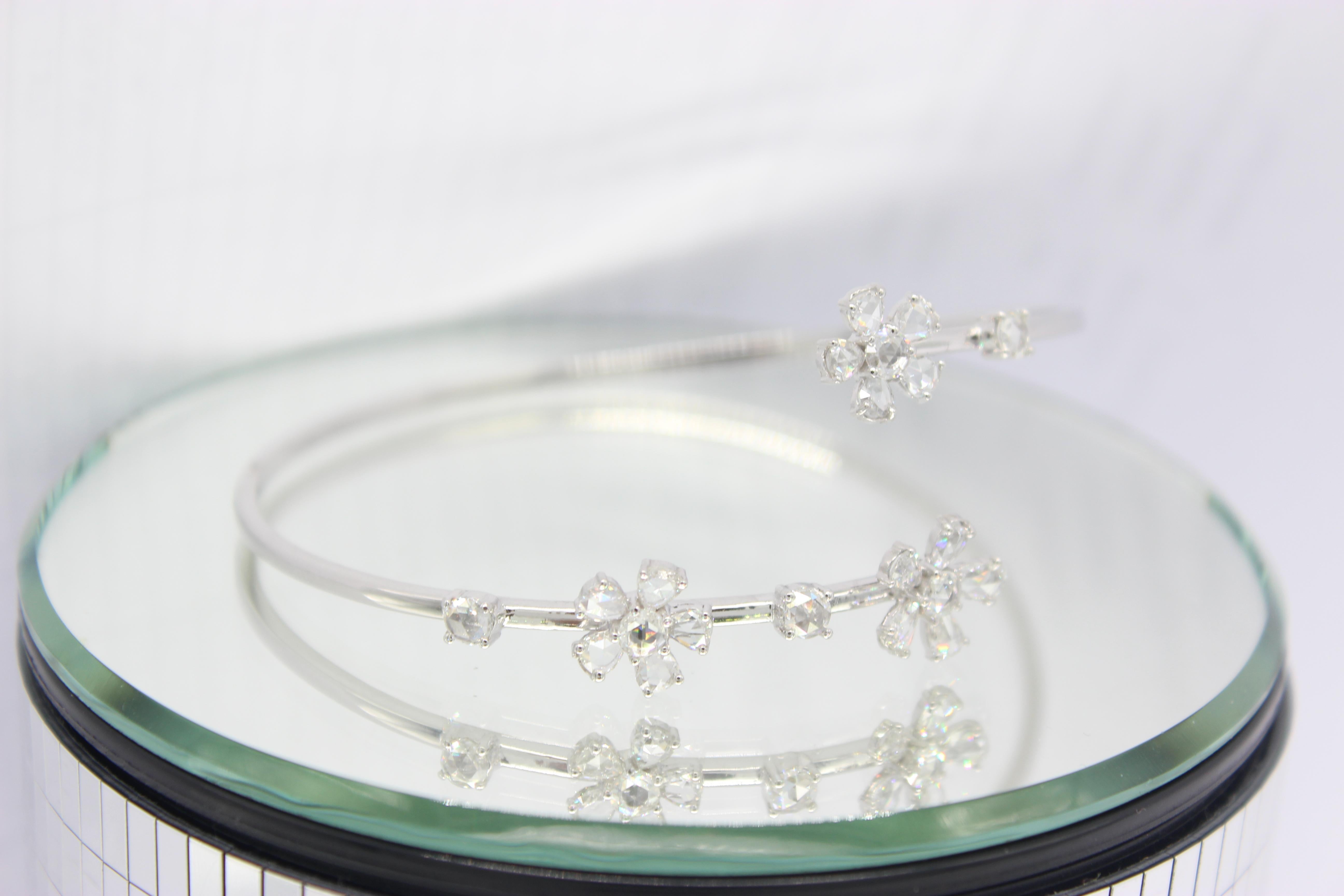Moderne PANIM Bracelet jonc à fleurs en or blanc 18 carats avec diamants taille rose de 1,76 carat en vente