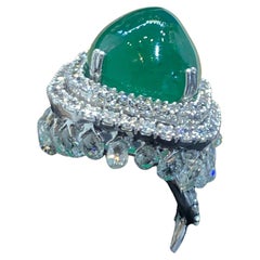 PANIM Ring aus 18 Karat Weißgold mit baumelndem Briolette-Diamant und Smaragd 