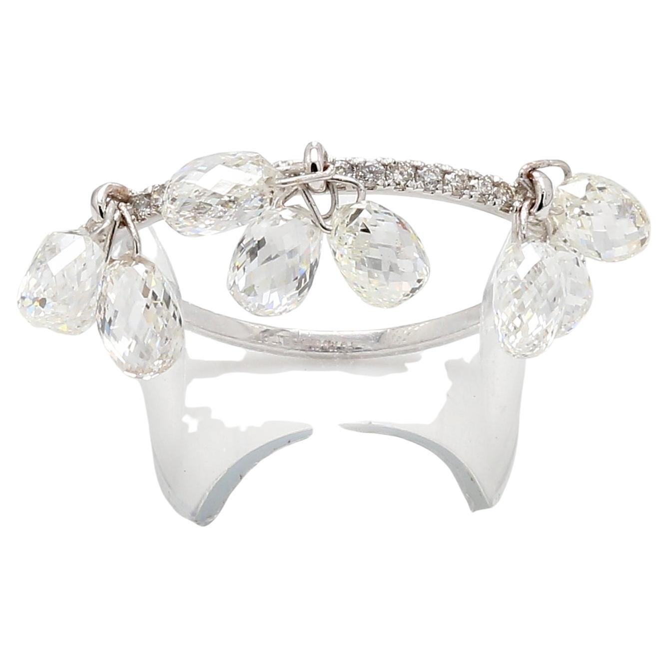 PANIM Bague pendentif en or blanc 18 carats avec briolette en diamant

Inspirée par la beauté d'une goutte de pluie, notre bague à diamants Briolette est une véritable merveille. Elle est composée de 9 briolettes de diamants blancs et d'une bande de