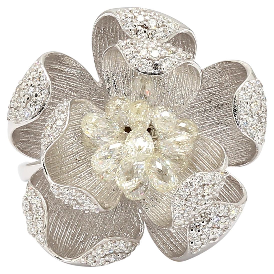 PANIM Bague florale en or blanc 18 carats avec briolette de diamants