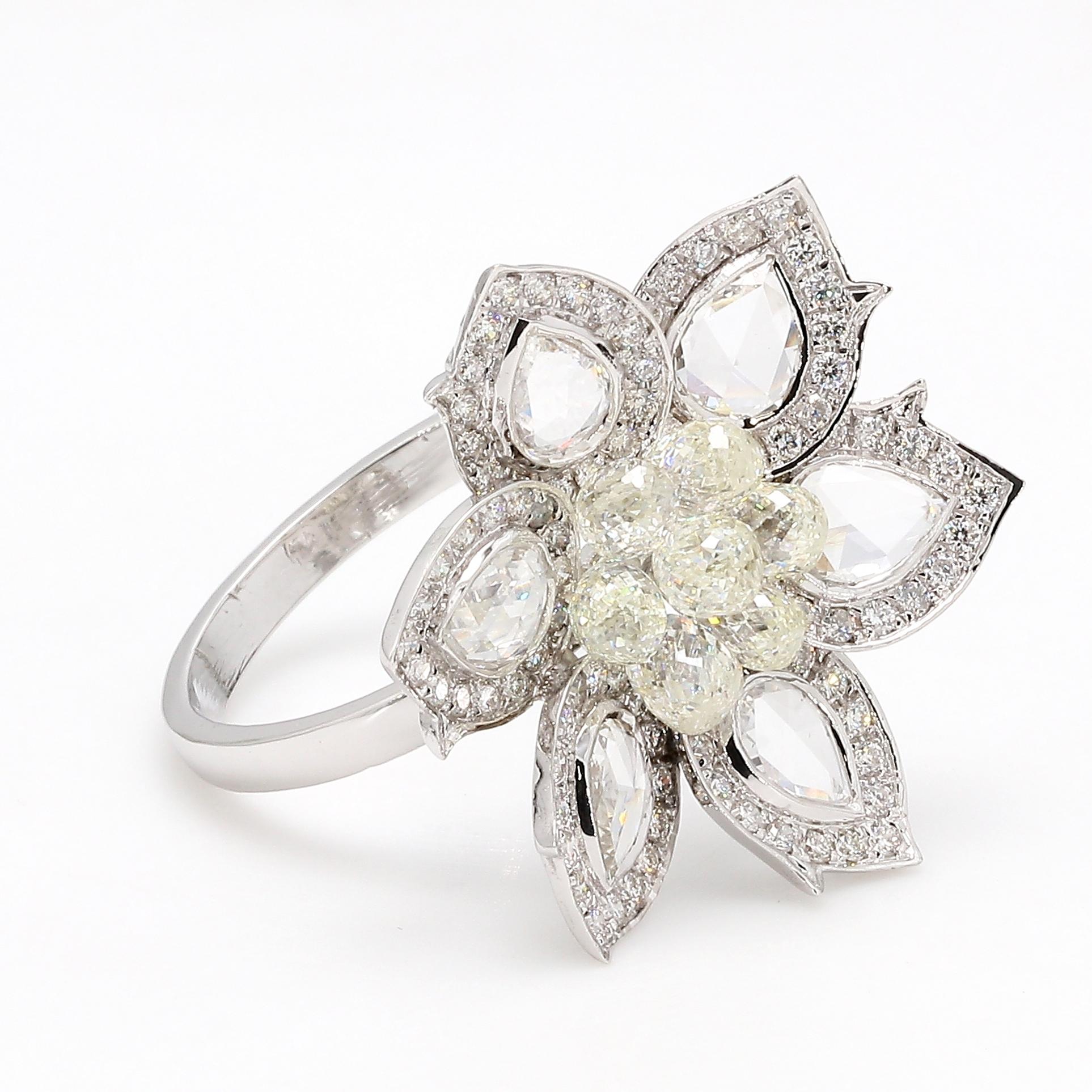 PANIM Anillo floral de oro blanco de 18 quilates con rosetón de pera y briolette de diamantes en venta 2