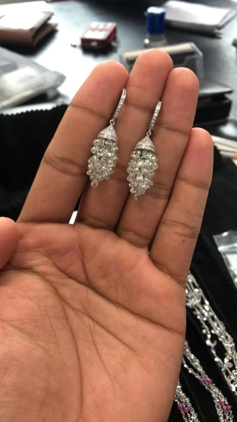 PANIM Boucles d'oreilles chandelier en or 18 carats avec grappe de diamants en forme de briolette de 20 carats Neuf - En vente à Tsim Sha Tsui, Hong Kong