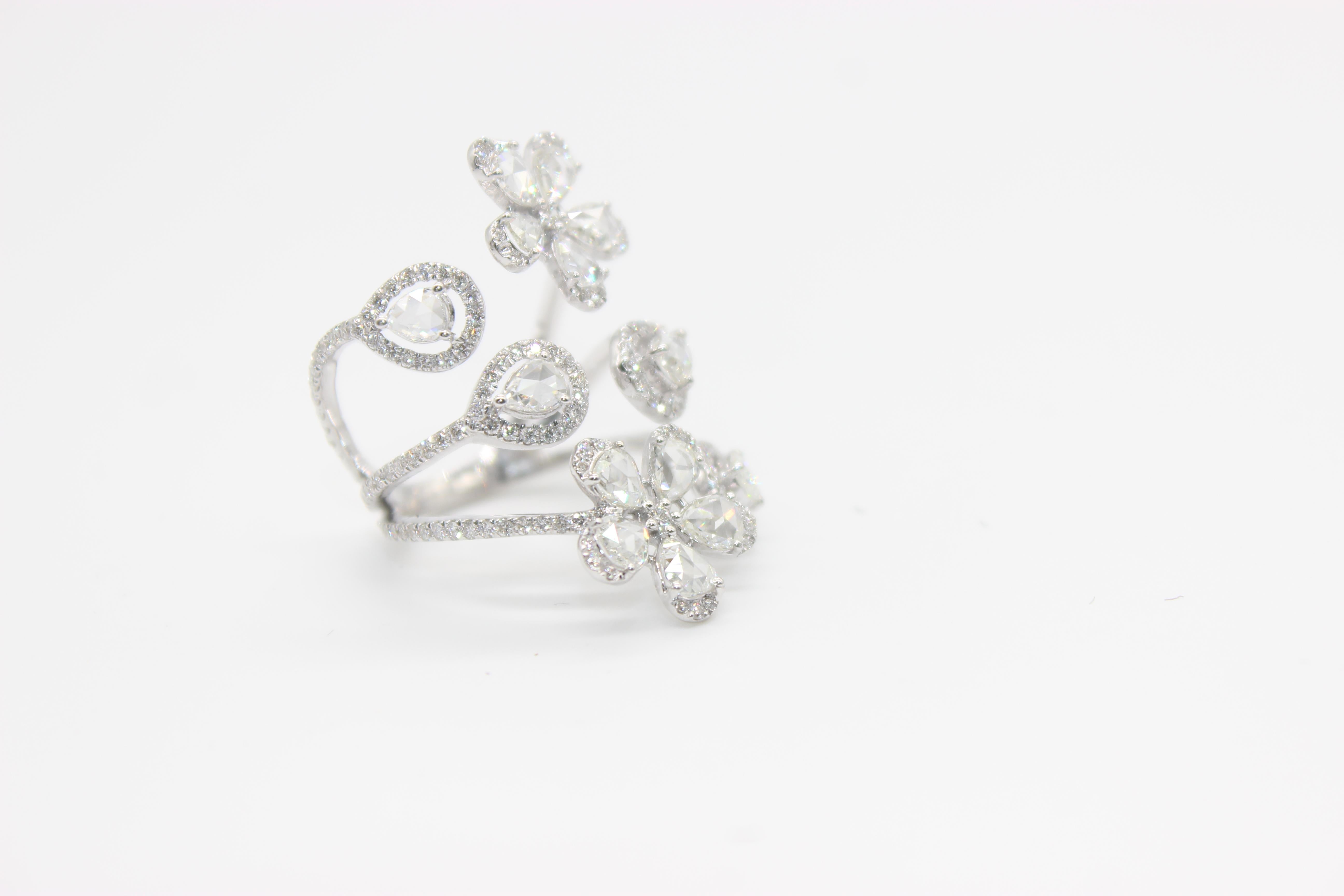 PANIM 2,65 Karat Birnenform Diamant Rosecut 18K Weißgold Floral Ring

Dieser Ring besteht hauptsächlich aus floralen Motiven und ist Teil der Panim Floral Kollektion. Der Ring umhüllt den Finger mit einer Vielzahl von Blumendesigns. Dieser Ring kann