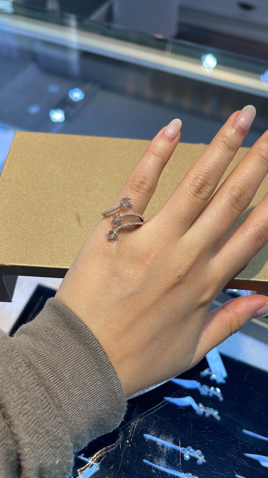 PANIM 3-Stone Diamond Rosecut 18K White Gold Wrap Ring In New Condition For Sale In Tsim Sha Tsui, Hong Kong