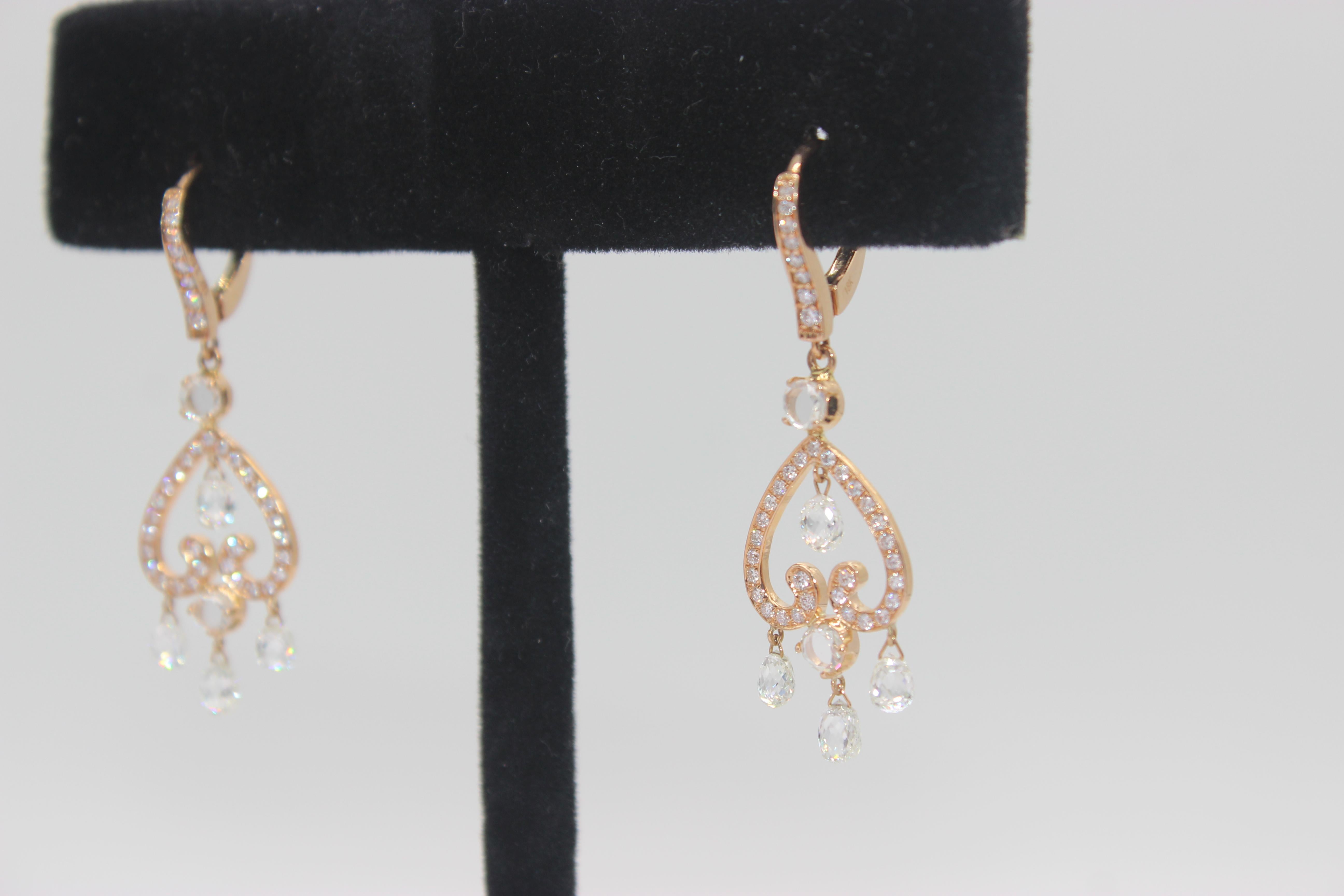 Dieses Paar Diamant-Ohrringe im Briolette-Schliff verfügt über Cluster von Diamanten im Portrait-Schliff und baumelnden Diamanten im Briolette-Schliff, umgeben von runden Diamanten im Brillant-Schliff, auf einem artikulierenden, mit Diamanten