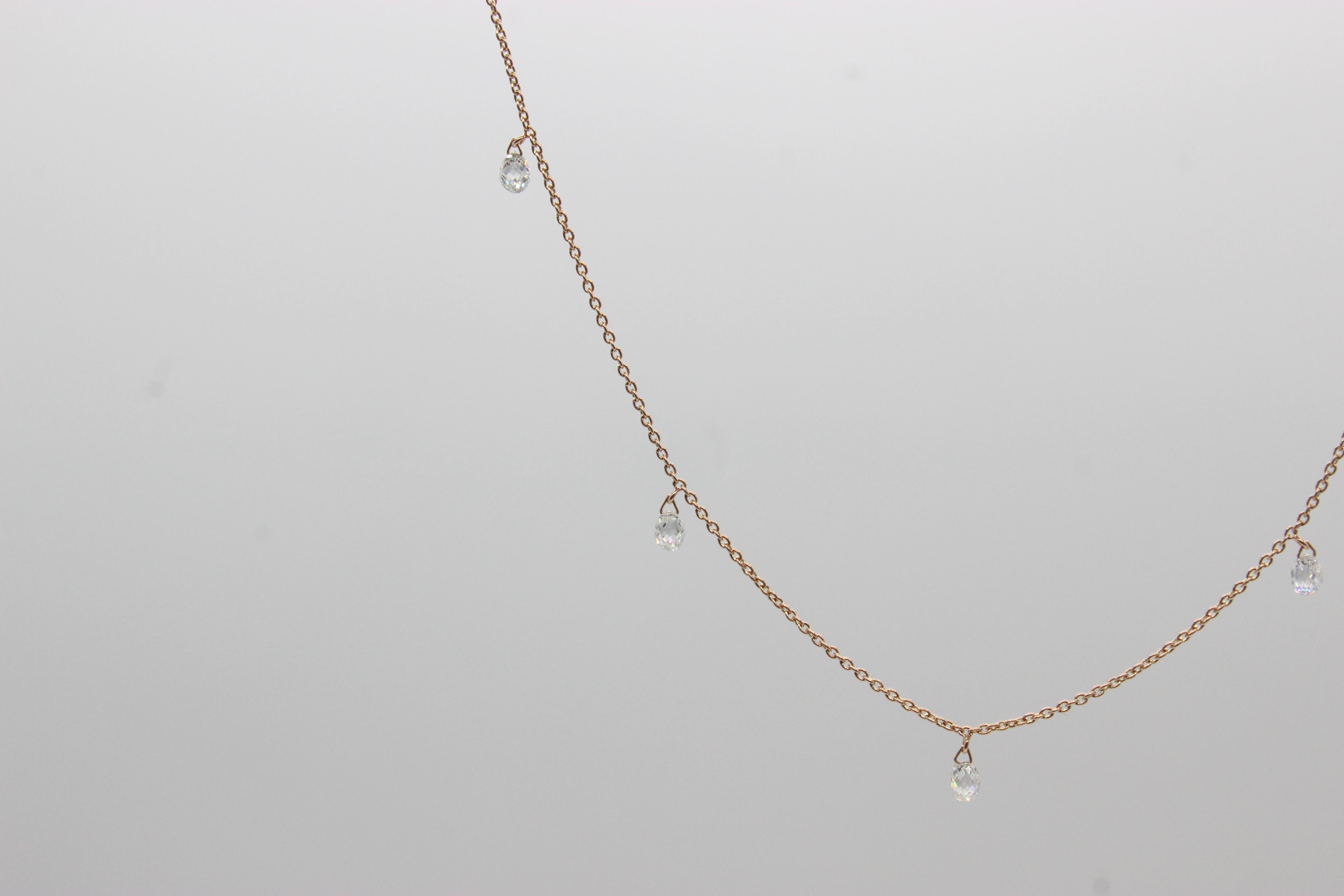 PANIM 5 Briolettes de diamants dansants Collier Mille Etoiles en or rose 18K

Les briolettes de diamant sont connues pour leur forme unique et leur brillance étincelante. La taille en briolette est un type de taille de diamant qui présente des