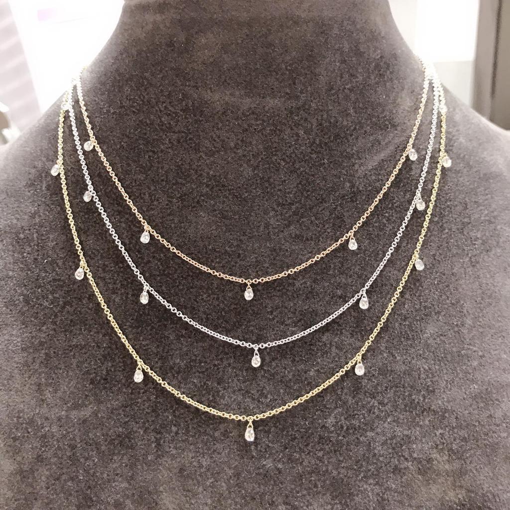 PANIM 7 Halskette mit tanzenden Diamanten und Briolettes aus 18 Karat Gelbgold Mille Etoiles

Die Diamantbrioletten sind für ihre einzigartige Form und ihre funkelnde Brillanz bekannt. Der Briolett-Schliff ist eine Art von Diamantschliff, bei dem
