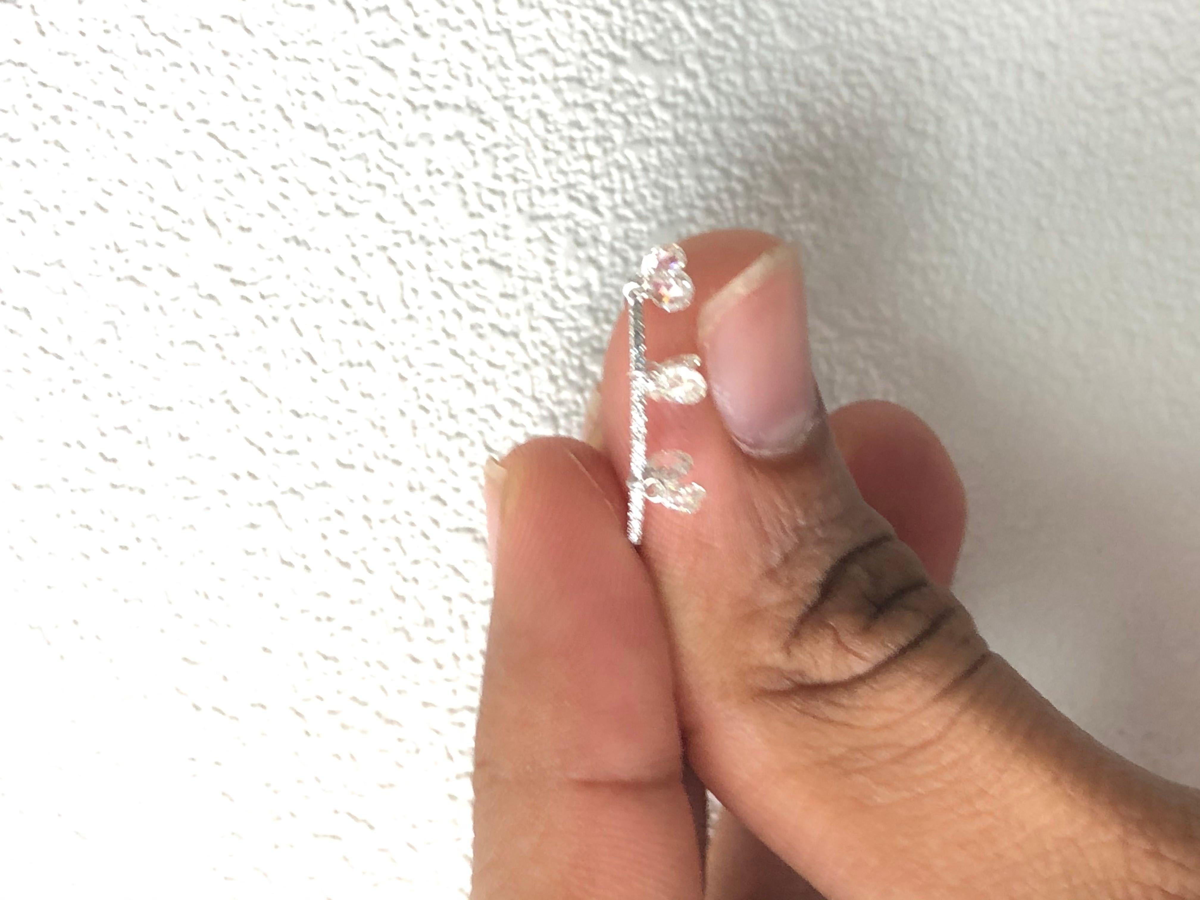 PANIM 9 pezzi  Anello con diamante Rosecut Dangling in oro 18 carati

Ispirato alla bellezza di una goccia di pioggia, il nostro anello con diamante Rosecut Dangling è un vero spettacolo.
Ha 9 pezzi di diamante bianco Rain Drops Rosecut con una