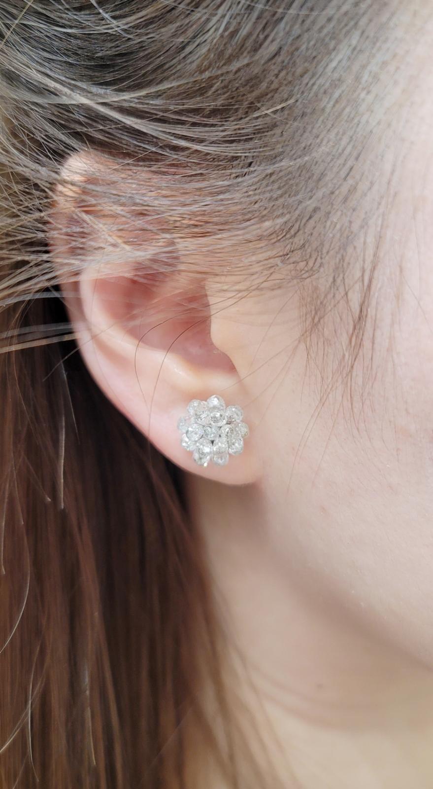 PANIM Boucles d'oreilles en or blanc 18k avec briolette en diamant

Les boucles d'oreilles classiques PANIM sont constituées de briolettes en diamant serties de manière experte dans de l'or blanc 18 carats. Elles éblouissent la lumière sous tous les