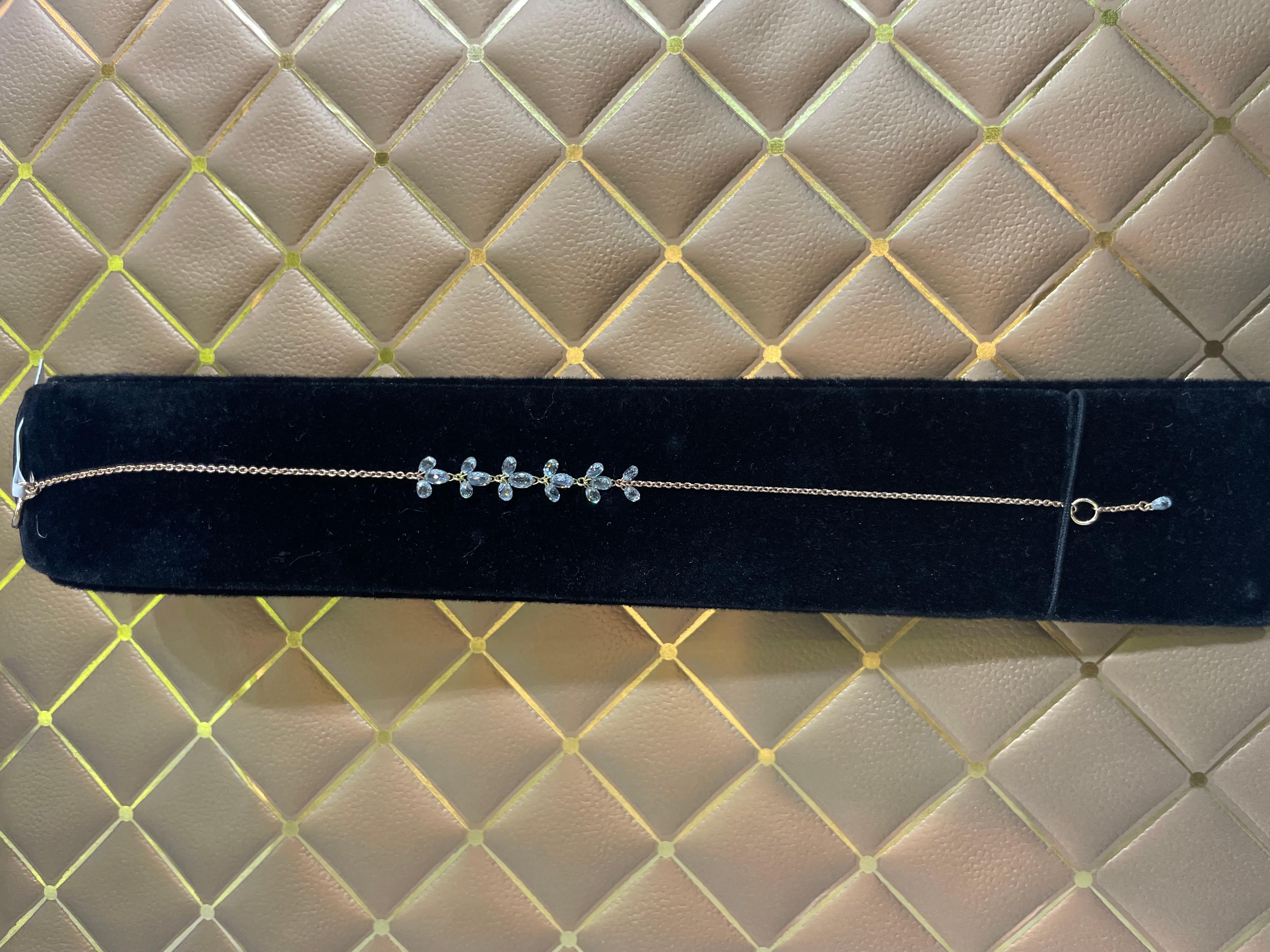 PANIM Diamant Briolette florales Armband aus 18K Rose Gold

Unser baumelndes Diamantarmband mit Briolette-Schliff ist extrem tragbar. Seine Vielseitigkeit und sein klassisches Design machen ihn zu einem idealen Begleiter für verschiedene Anlässe.
