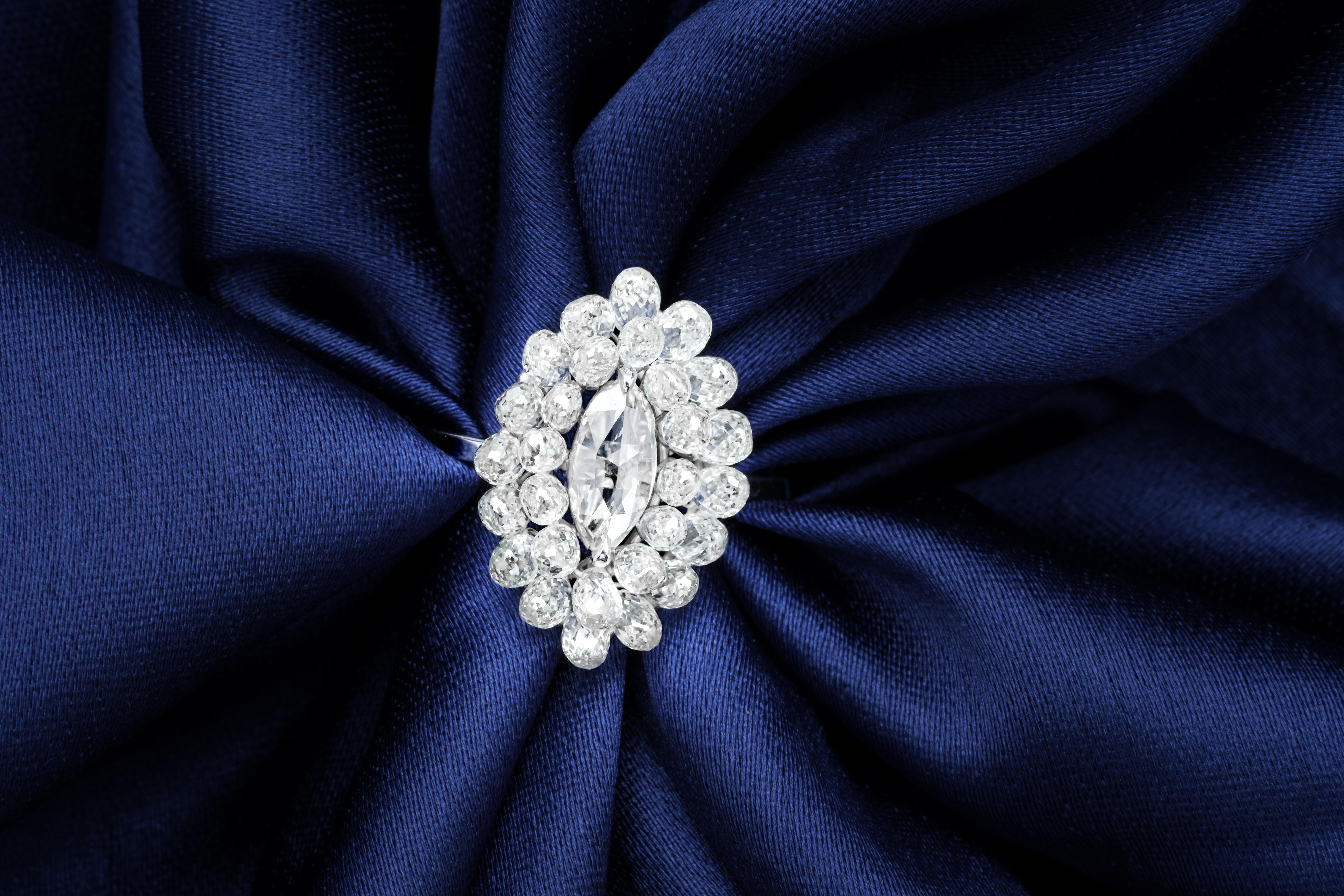 PANIM Diamant Marquise & Briolette 18k Weißgold Cluster Ring

Dieser Ring von PANIM ist ein einzigartiges und elegantes Schmuckstück mit diamantbesetzten Brioletten und einem marquiseförmigen Mittelstein aus Rosé. Diamantbrioletten sind für ihre