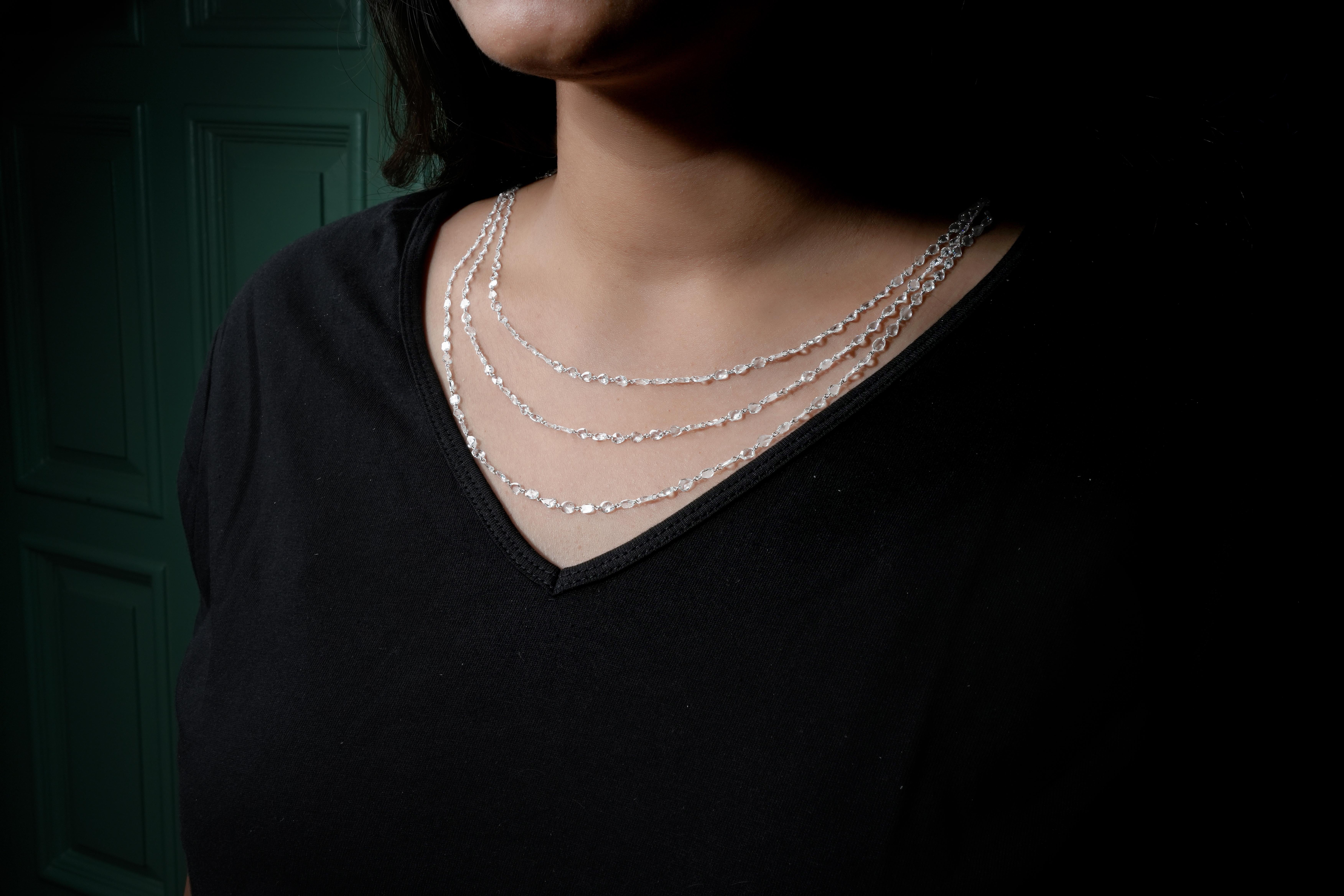 PANIM Diamant-Rosenkranz 3-lagig 18k Weißgold Halskette

Diese dreilagige Diamantenkette von PANIM ist ein atemberaubendes Schmuckstück, das alle Blicke auf sich zieht. Diese Halskette besteht aus drei zarten Lagen funkelnder Diamanten, die