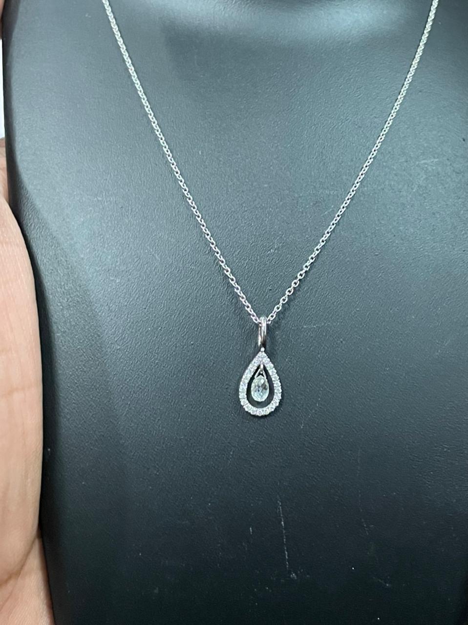 PANIM Collana a catena con diamanti briolette in oro 18 carati

Elegante collana a maglie da 16 pollici con diamanti taglio briolette, con chiusura a moschettone tempestata di diamanti in oro bianco 18 carati. Opzioni di personalizzazione