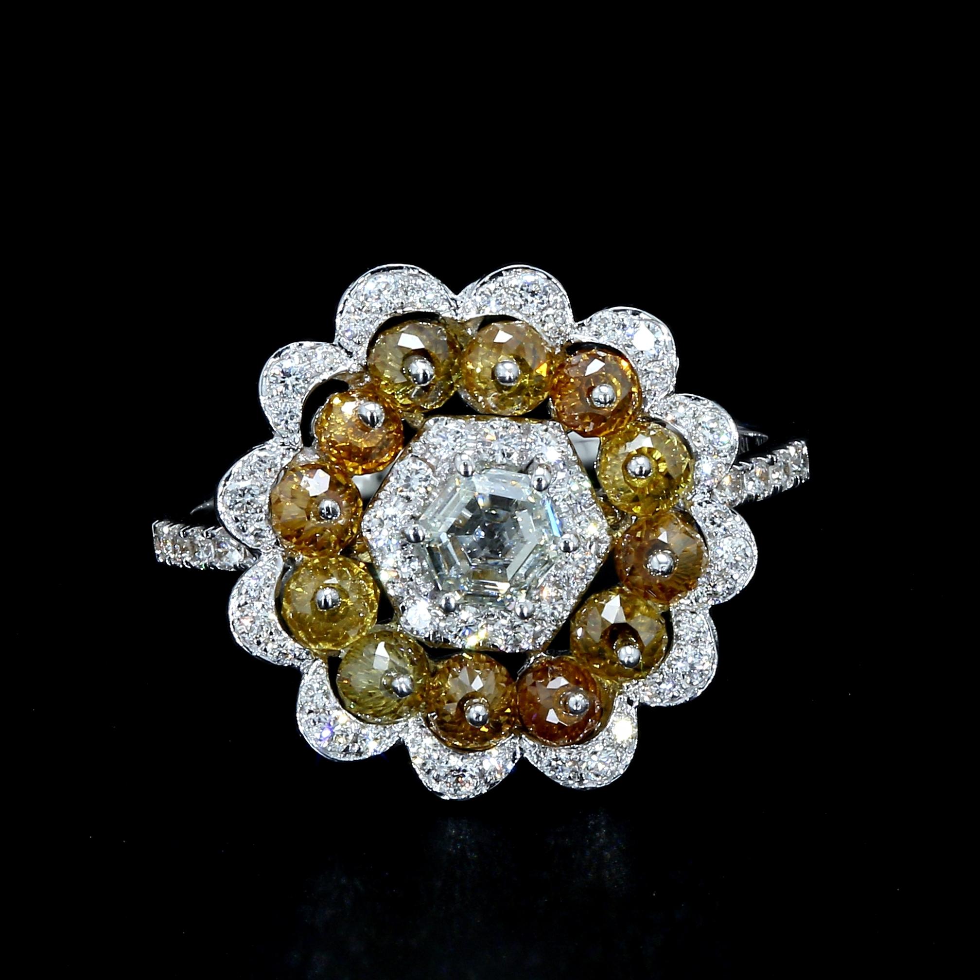 PANIM Fancy Beads & Hexa einzigartiger Stil Ring in 18 Karat Weißgold

Dieser Ring verfügt über ein Sechseck Form und ein Sechseck Form Diamant in der Mitte des Rings und der natürlichen Fancy Farbe Diamant Perlen rund um den zentralen Stein, rund
