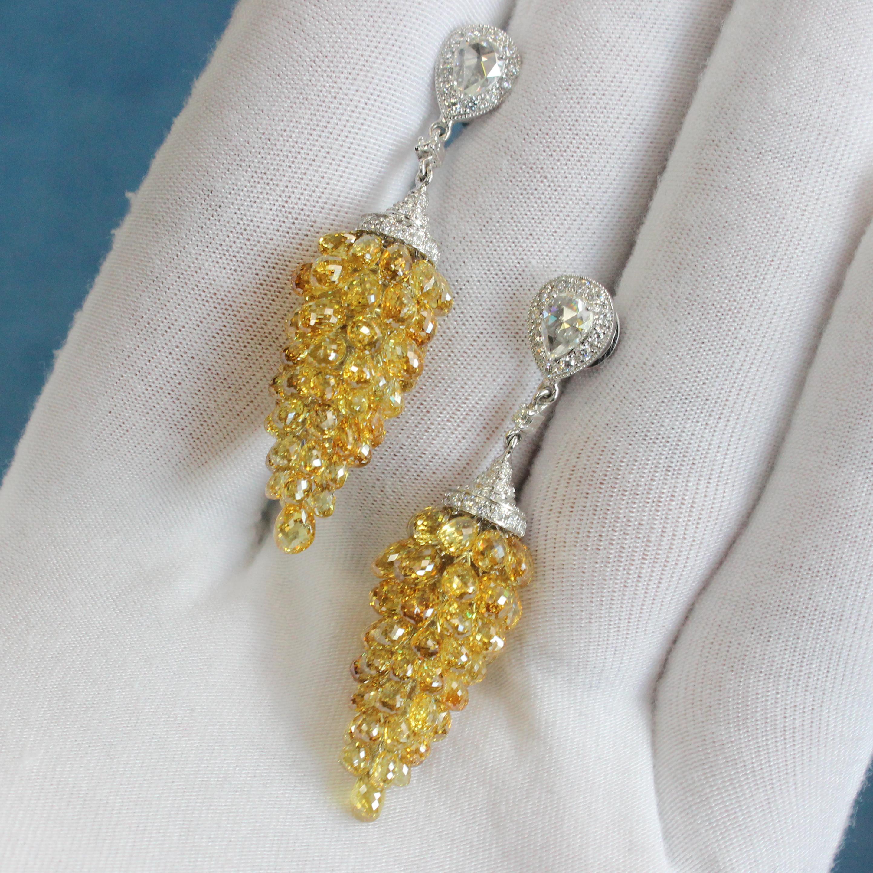Moderne PANIM  Boucles d'oreilles en or blanc 18k avec briolettes en diamant de couleur fantaisie en vente