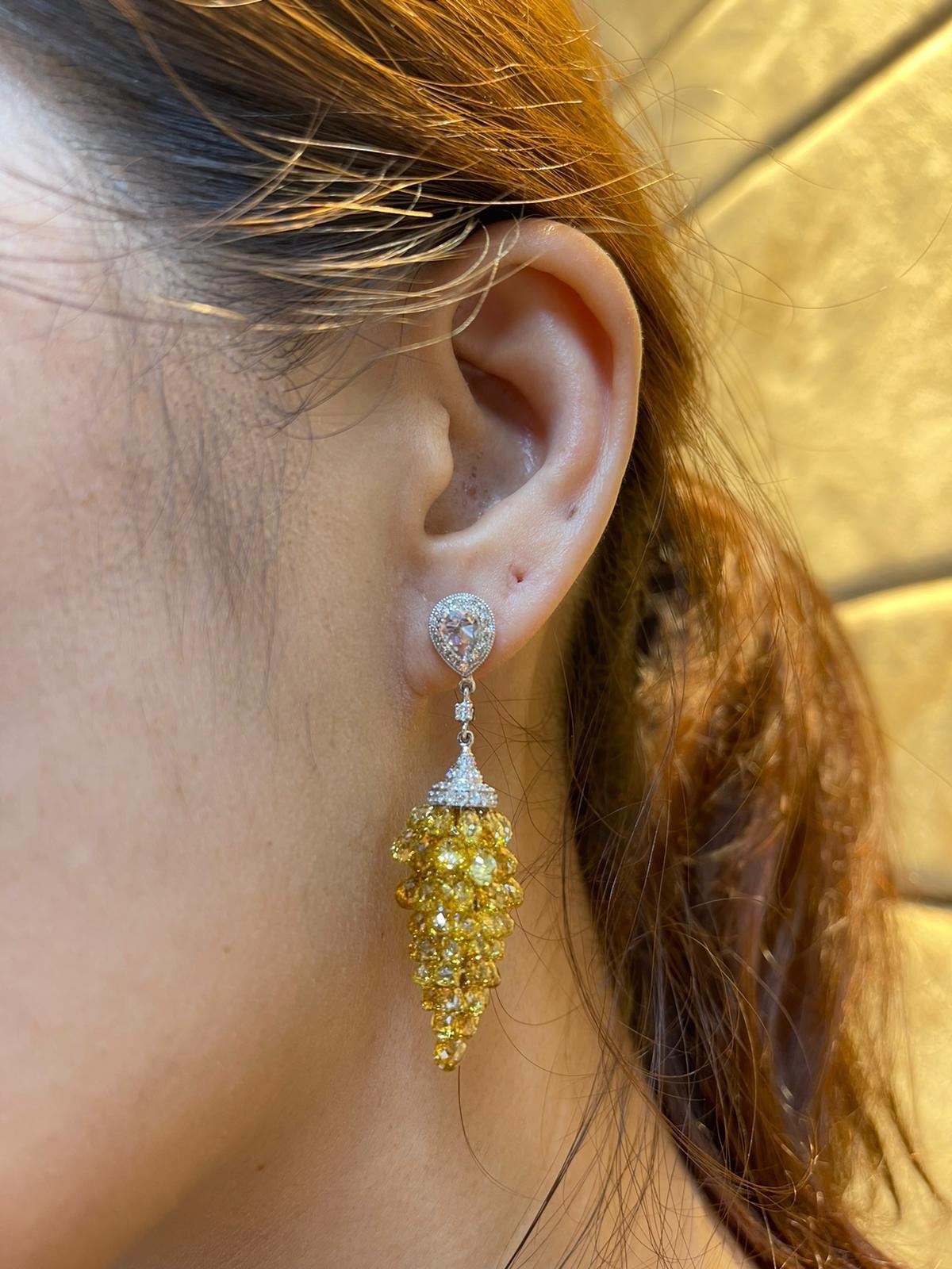 PANIM  Boucles d'oreilles en or blanc 18k avec briolettes en diamant de couleur fantaisie Neuf - En vente à Tsim Sha Tsui, Hong Kong