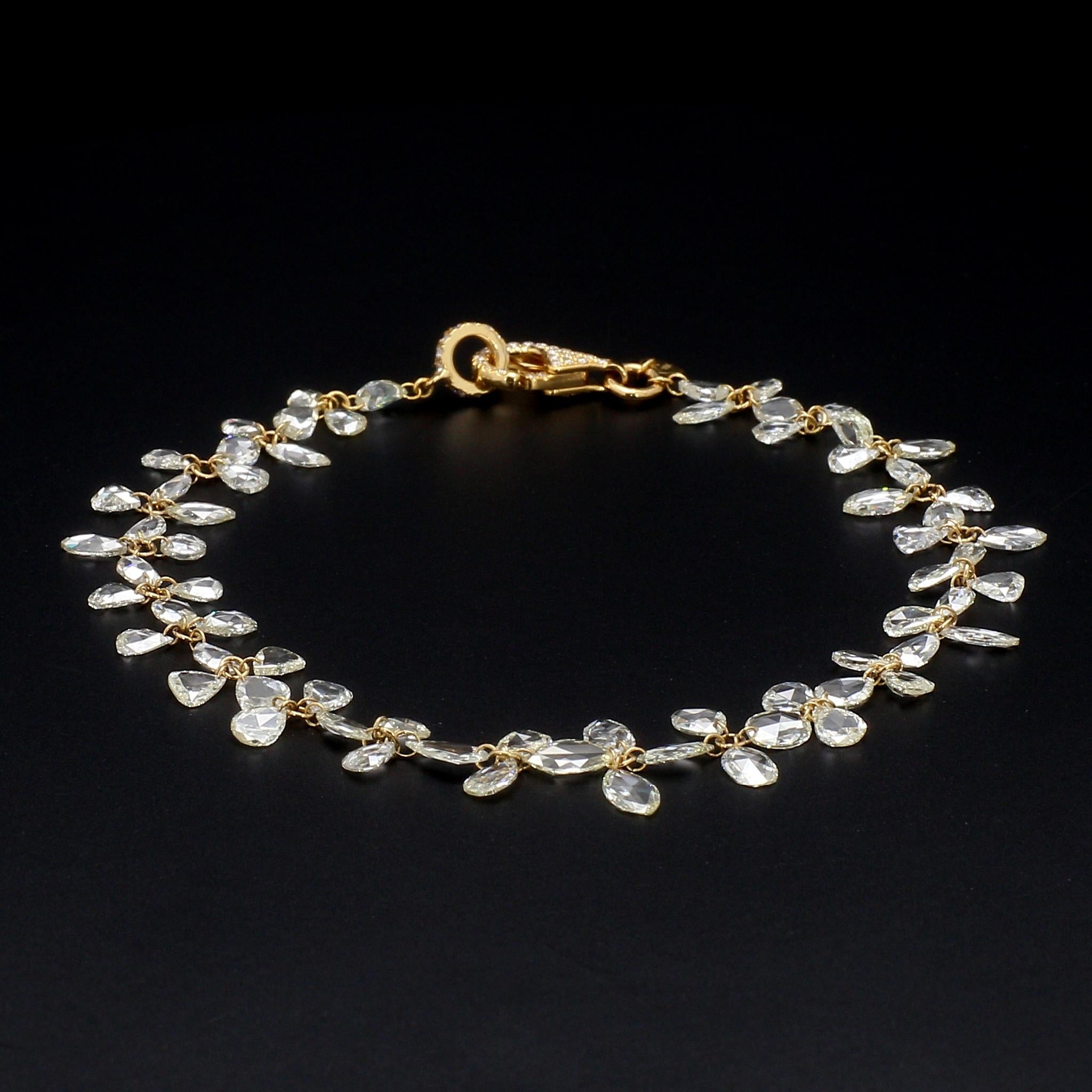 PANIM Bracelet floral en or jaune 18 carats avec diamants en forme de losange

Le bracelet Panim Floral Mix Rosecut présente des Rosecut en diamant de forme mixte et des Rosecut en diamant de forme mixte suspendus. Les Rosecut en diamant brillent et