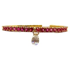 PANIM baumelnder Ring mit Mono-Diamant, Briolette und Rubin aus 18 Karat Gelbgold