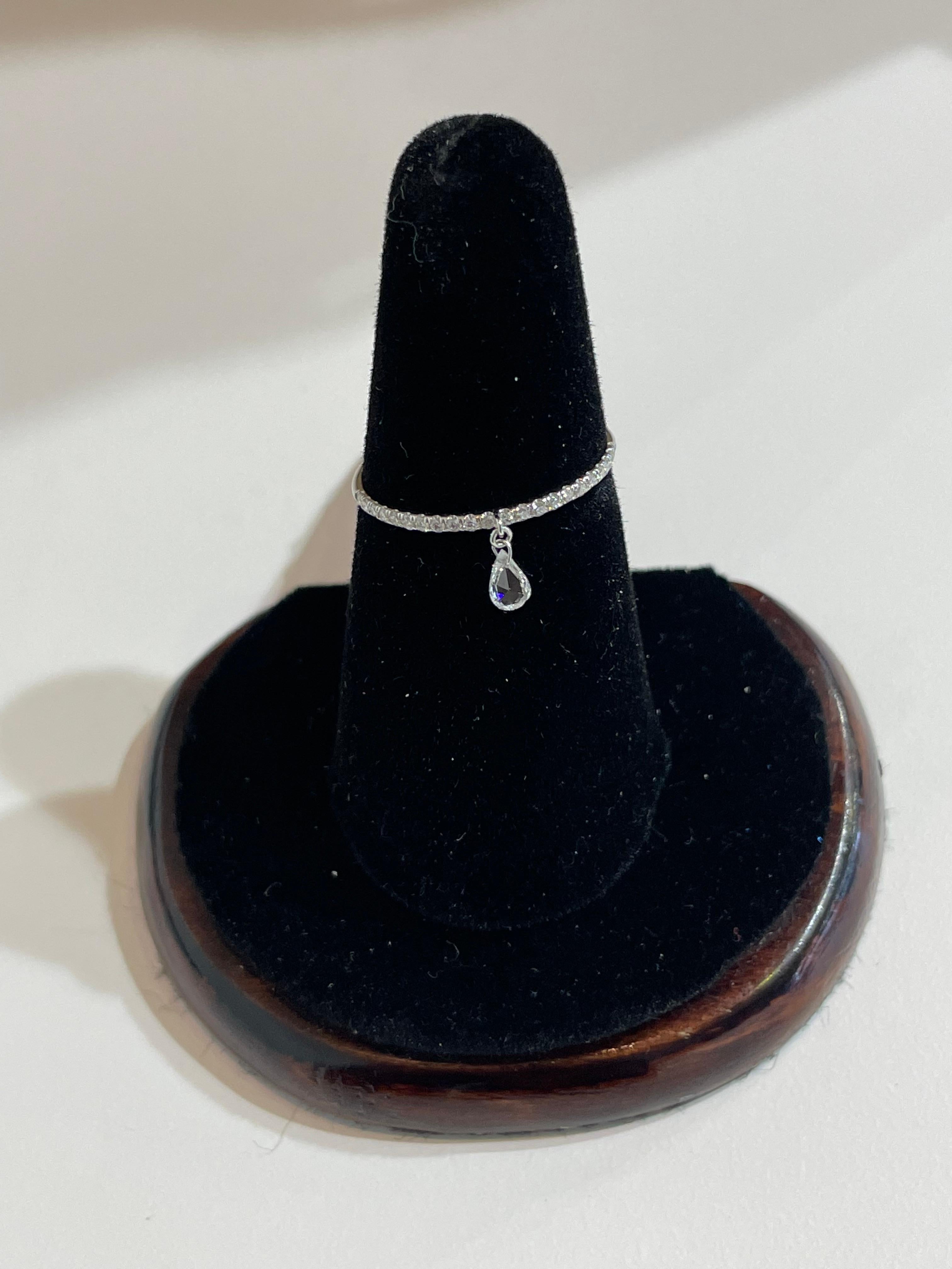 Anello PANIM Mono Rosecut con diamante a forma di pera in oro bianco 18 carati

Ispirato alla bellezza di una rosa, il nostro eccentrico anello con diamante penzolante è uno spettacolo assoluto. Ha un pezzo di gocce di pioggia con diamante bianco a