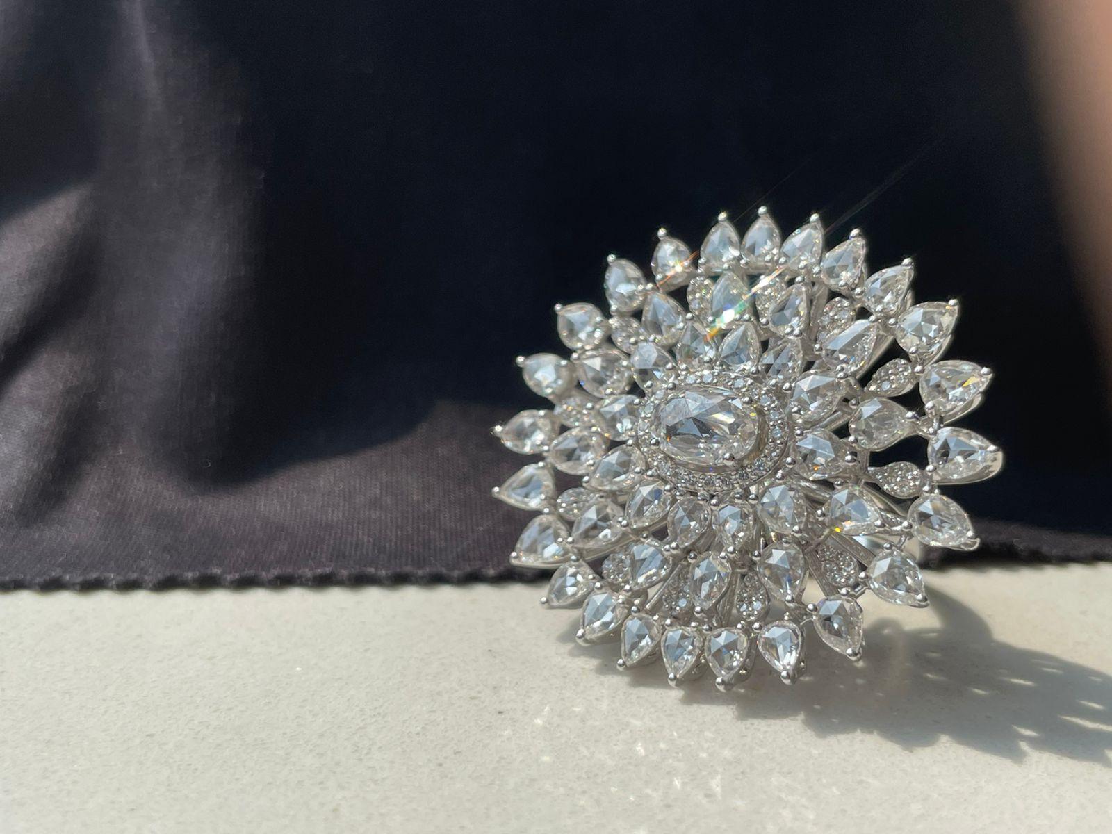 PANIM - Diamant ovale  Bague cocktail en or blanc 18 carats avec diamants à fleurs taillés en rose en vente 2