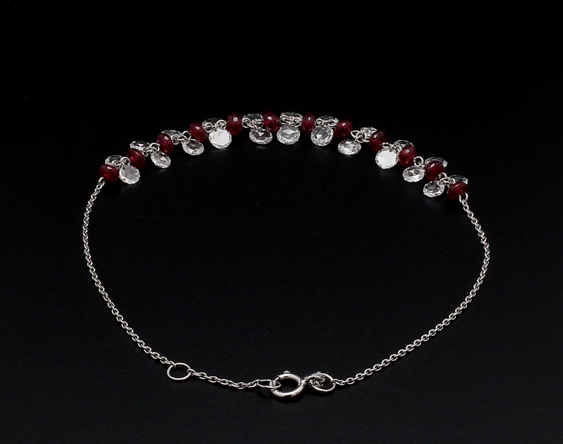 Moderno Bracciale pendente con diamanti e rubini taglio rosa PANIM in oro bianco 18 carati in vendita