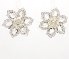 PANIM Pendiente Floral de Rosetón y Diamante Briolette en Oro Blanco de 18 Kilates