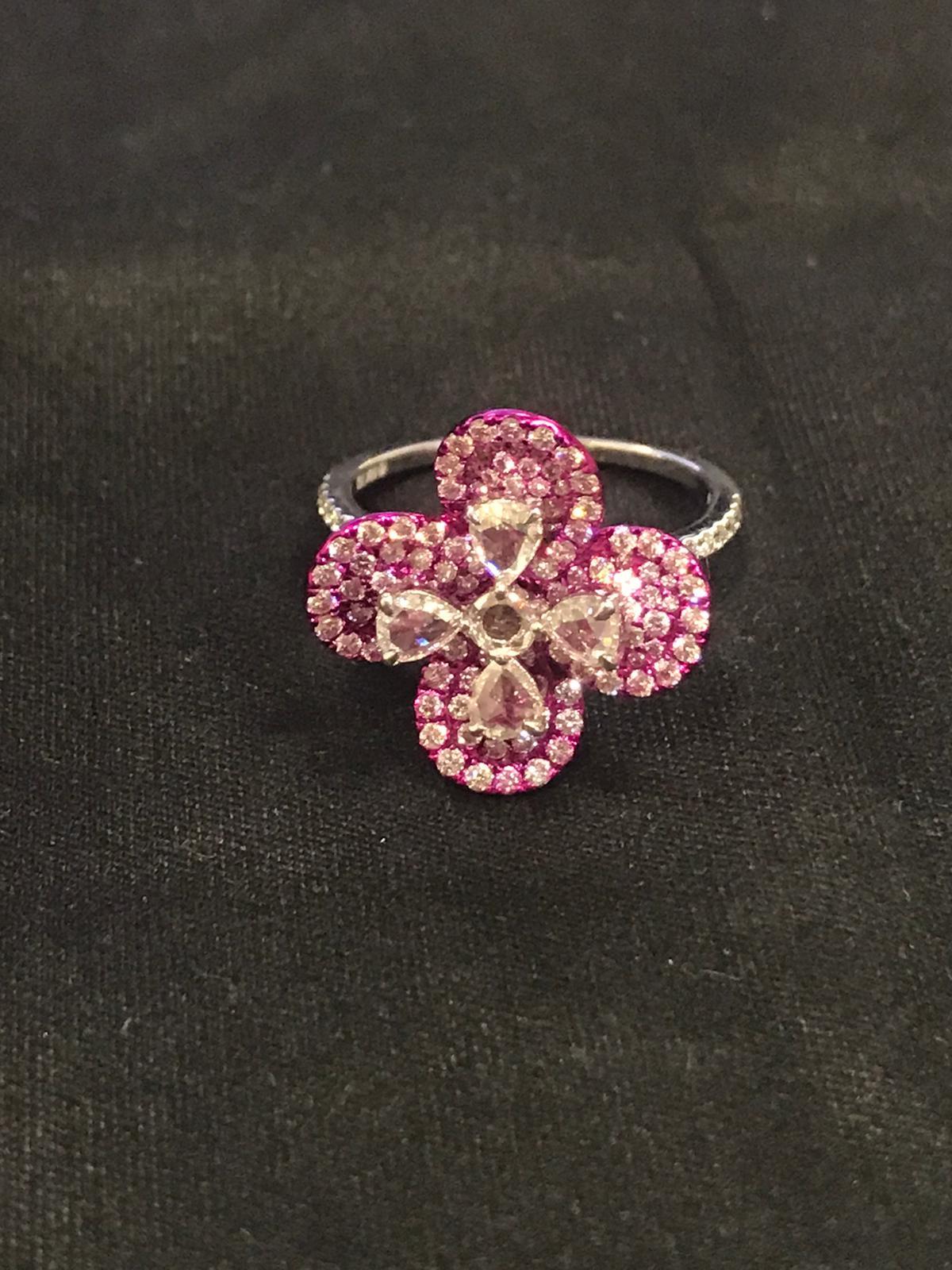 PANIM Rosecut Diamant-Blumen-Baumelarmband aus 18K Weißgold

Unser Ring ist mit einem hochwertigen, birnenförmigen Diamanten verziert und aus 18-karätigem Gold gefertigt, was ihm ein luxuriöses, warmes Finish verleiht. Jeder runde Diamant, der so
