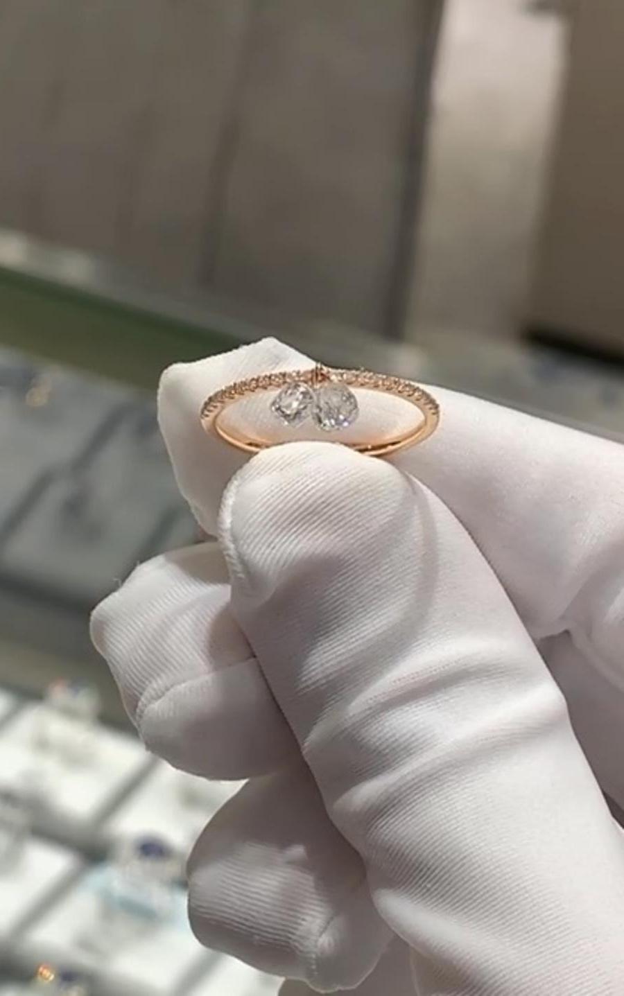 PANIM Trinity Cluster Diamond Briolette Dangling Ring 18 Karat Gold

Inspired by the beauty of a rain drop, Our Briolette Dangling diamond ring is an absolute show-stopper.
It has 3 piece of Rain Drops White Diamond Briolettes with diamond band