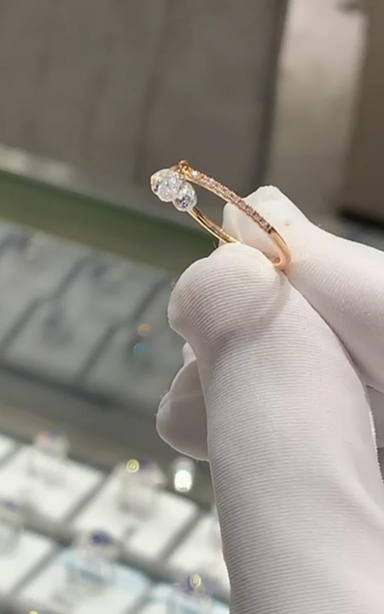 Modern PANIM Trinity Cluster Diamond Briolette Dangling Ring 18 Karat Gold For Sale