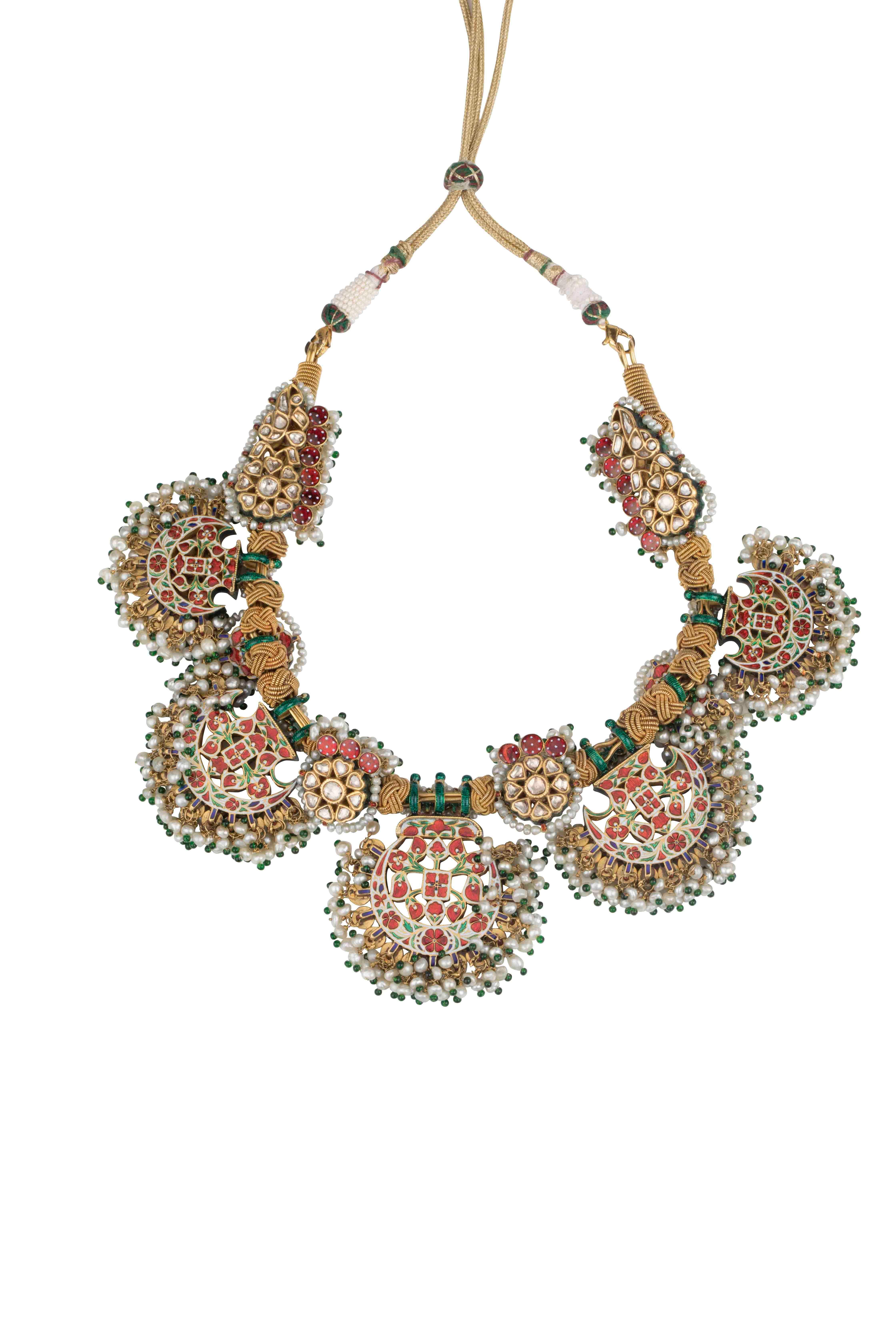 Pankhi Fächerhalskette aus 22 Karat Gold, ungeschliffene Diamanten, natürliche Perlen, Smaragde und Rubine (Revival) im Angebot