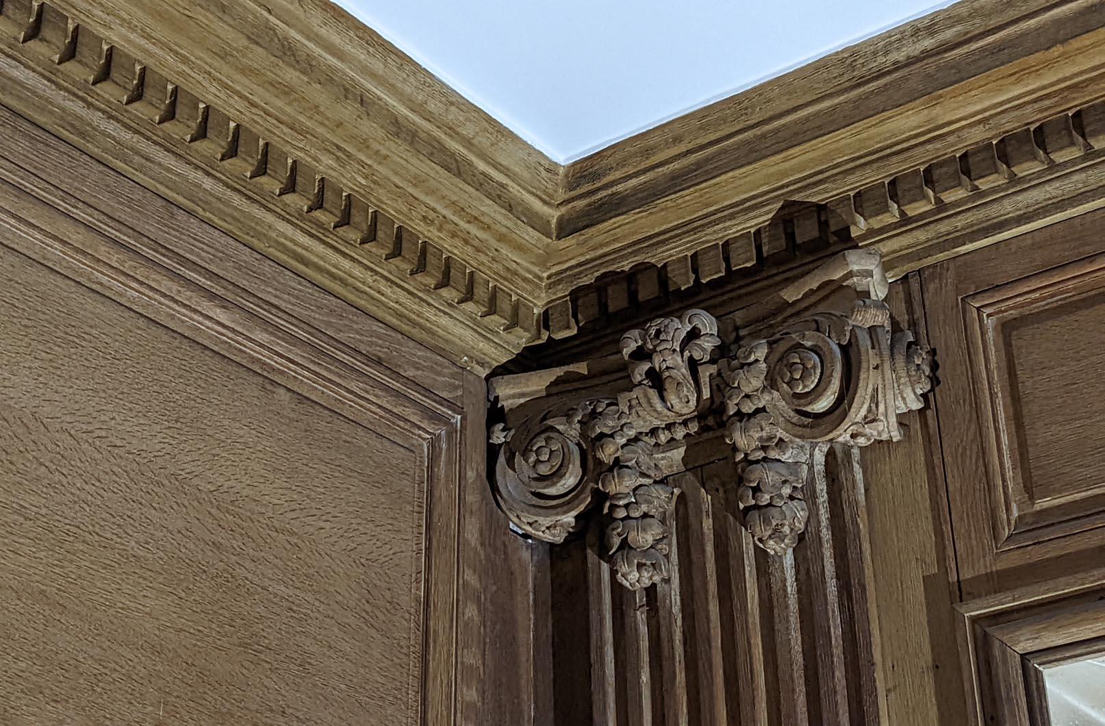 Questo manufatto in legno del XVIII secolo presenta una serie di lesene più decorate rispetto ai modelli ionici classici. Riflette il forte gusto per l'estetica greca antica che prevaleva durante il XVIII secolo. Alcuni elementi sono stati